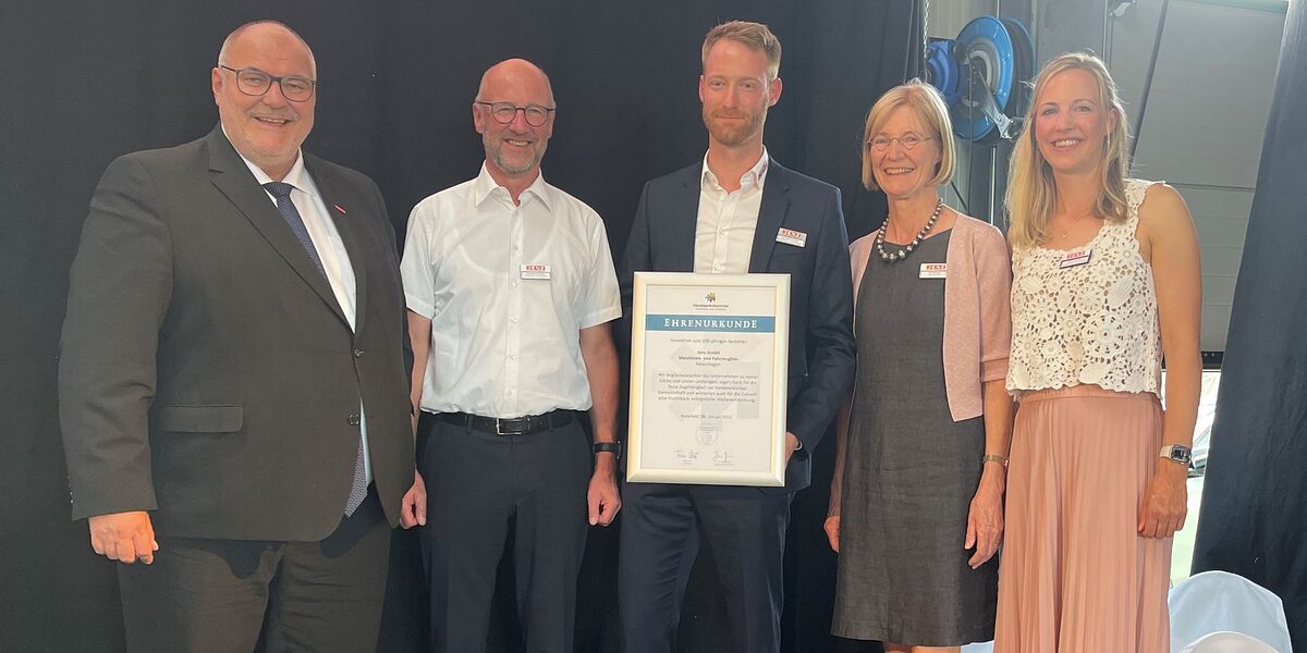 (v. l.) Peter Eul (Präsident der Handwerkskammer OWL zu Bielefeld) gratuliert Uwe Hempen-Hermeier (Geschäftsführender Gesellschafter), Hans Heinrich Hermeier (Geschäftsführender Gesellschafter), Anna Hermeier (Inhaberin) und Elisabeth Holland (Geschäftsführende Gesellschafterin) zum 100-jährigen Firmenjubiläum der Jenz GmbH. (v. l.) Peter Eul (Präsident der Handwerkskammer OWL zu Bielefeld) gratuliert Uwe Hempen-Hermeier (Geschäftsführender Gesellschafter), Hans Heinrich Hermeier (Geschäftsführender Gesellschafter), Anna Hermeier (Inhaberin) und Elisabeth Holland (Geschäftsführende Gesellschafterin) zum 100-jährigen Firmenjubiläum der Jenz GmbH.
