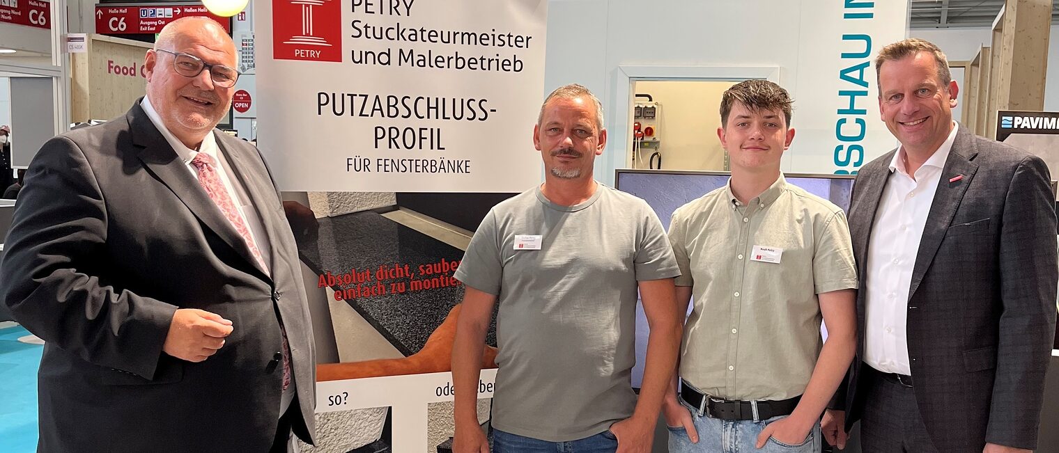 Peter Eul (l.), Präsident der Handwerkskammer OWL, und Dr. Jens Prager (r.), Hauptgeschäftsführer der Handwerkskammer OWL, gratulieren Stefan Petry (2.v.l.) und seinem Sohn Noah zum Erhalt des Bayerischen Staatspreises.