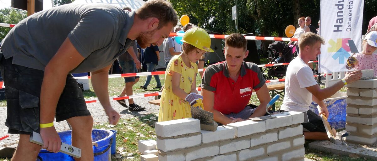 Am 07. August können sich Kinder auf dem Handwerksparcours beim "Wackelpeter " wieder nach Lust und Laune bei Arbeiten in den Bereichen Bau, Straßenbau und Holz ausprobieren.