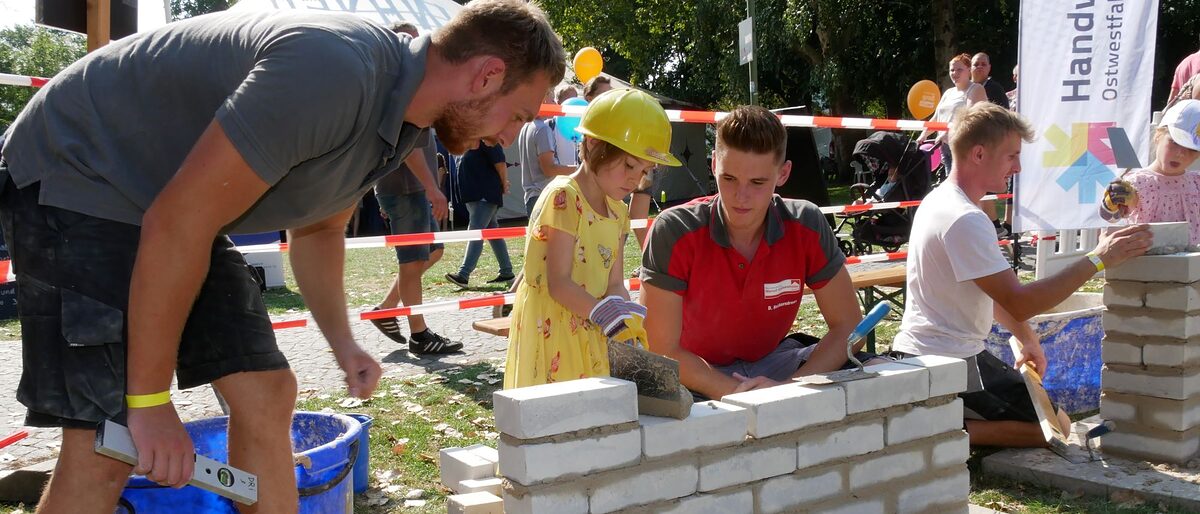 Am 07. August können sich Kinder auf dem Handwerksparcours beim "Wackelpeter " wieder nach Lust und Laune bei Arbeiten in den Bereichen Bau, Straßenbau und Holz ausprobieren. Am 07. August können sich Kinder auf dem Handwerksparcours beim "Wackelpeter " wieder nach Lust und Laune bei Arbeiten in den Bereichen Bau, Straßenbau und Holz ausprobieren.
