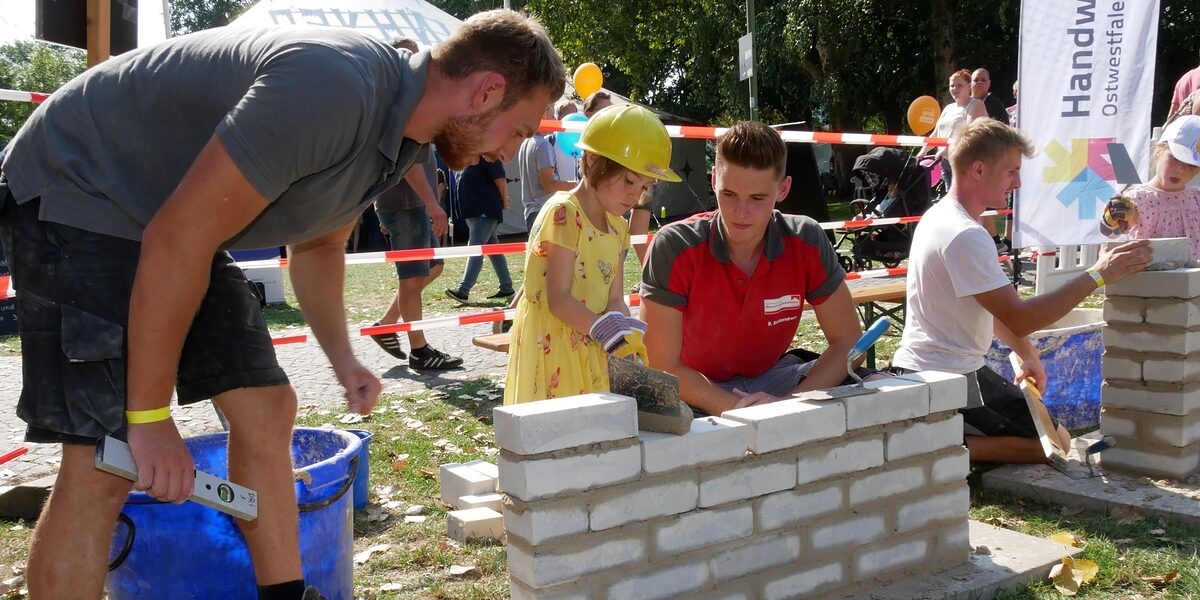 Am 07. August können sich Kinder auf dem Handwerksparcours beim "Wackelpeter " wieder nach Lust und Laune bei Arbeiten in den Bereichen Bau, Straßenbau und Holz ausprobieren.