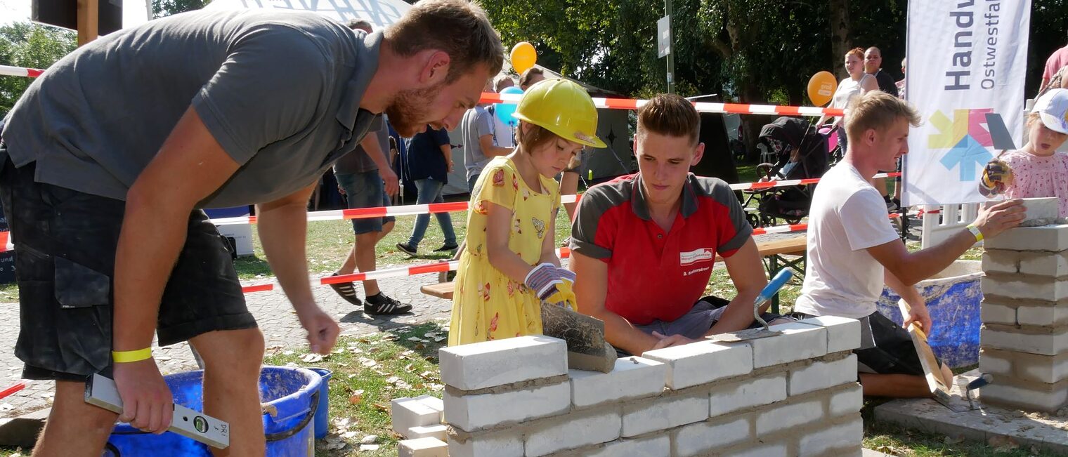 Am 07. August können sich Kinder auf dem Handwerksparcours beim "Wackelpeter " wieder nach Lust und Laune bei Arbeiten in den Bereichen Bau, Straßenbau und Holz ausprobieren. Am 07. August können sich Kinder auf dem Handwerksparcours beim "Wackelpeter " wieder nach Lust und Laune bei Arbeiten in den Bereichen Bau, Straßenbau und Holz ausprobieren.