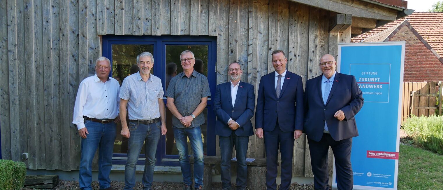 (v. l.) Martin Knorrenschild, Kreishandwerksmeister der Kreishandwerkerschaft Höxter-Warburg, Zukunftspreisträger Josef Fuhrmann, Rainer Derenthal, Obermeister der Tischler-Innung Höxter-Warburg, Gerald Studzinsky, Hauptgeschäftsführer der Kreishandwerkerschaft Höxter-Warburg, Dr. Jens Prager, Hauptgeschäftsführer der Handwerkskammer OWL und Vorstandsvorsitzender der Stiftung Zukunft Handwerk OWL, und Peter Eul, Präsident der Handwerkskammer OWL und Vorsitzender des Kuratoriums der Stiftung Zukunft Handwerk OWL. (v. l.) Martin Knorrenschild, Kreishandwerksmeister der Kreishandwerkerschaft Höxter-Warburg, Zukunftspreisträger Josef Fuhrmann, Rainer Derenthal, Obermeister der Tischler-Innung Höxter-Warburg, Gerald Studzinsky, Hauptgeschäftsführer der Kreishandwerkerschaft Höxter-Warburg, Dr. Jens Prager, Hauptgeschäftsführer der Handwerkskammer OWL und Vorstandsvorsitzender der Stiftung Zukunft Handwerk OWL, und Peter Eul, Präsident der Handwerkskammer OWL und Vorsitzender des Kuratoriums der Stiftung Zukunft Handwerk OWL.