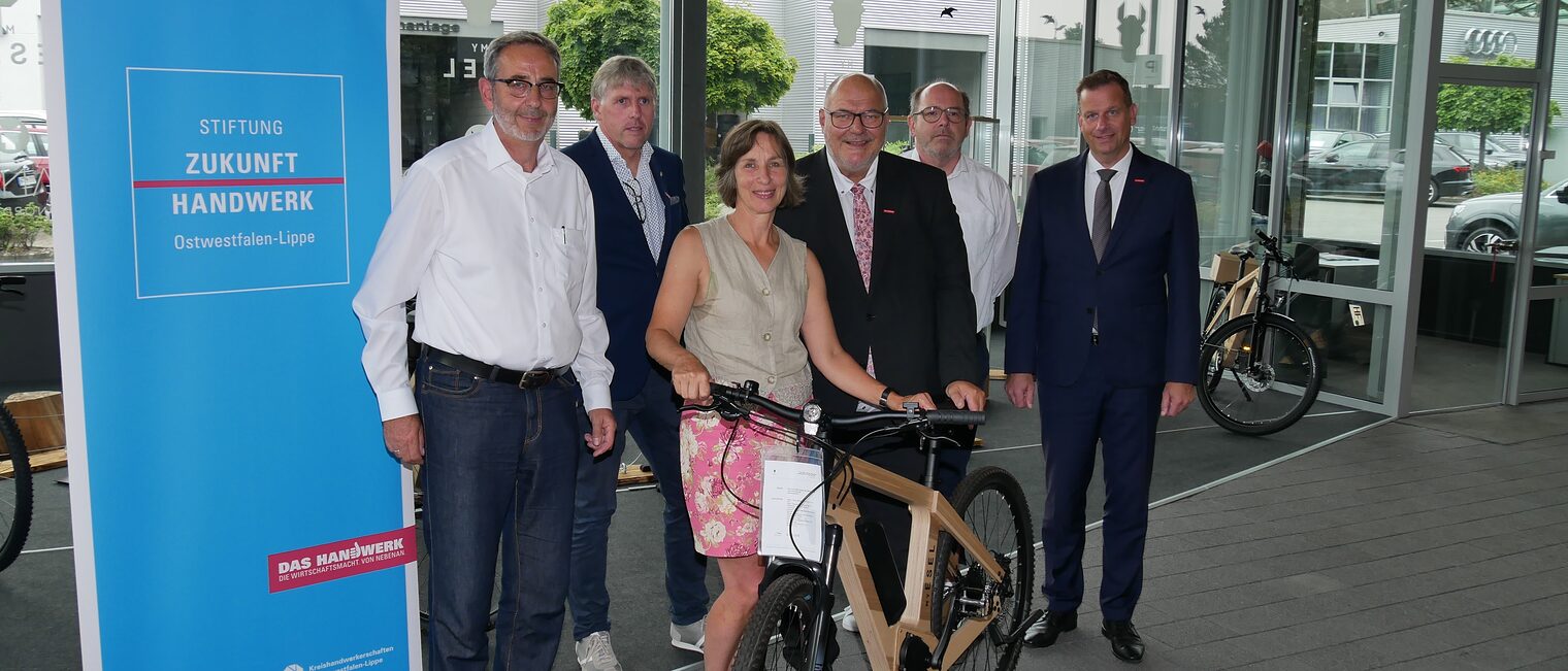 (v. l.) Geschäftsführer Claus Schleicher-Schnieder, Kreishandwerksmeister Ulrich Birkemeyer, Geschäftsführerin Birgit Schnieder, Peter Eul, Vorsitzender des Kuratoriums der Stiftung Zukunft Handwerk OWL und Präsident der Handwerkskammer OWL, Jochen Sudhölter, Verkaufsleiter, und Dr. Jens Prager, Vorstandsvorsitzender des Kuratoriums Stiftung Zukunft Handwerk OWL und Hauptgeschäftsführer der Handwerkskammer OWL. (v. l.) Geschäftsführer Claus Schleicher-Schnieder, Kreishandwerksmeister Ulrich Birkemeyer, Geschäftsführerin Birgit Schnieder, Peter Eul, Vorsitzender des Kuratoriums der Stiftung Zukunft Handwerk OWL und Präsident der Handwerkskammer OWL, Jochen Sudhölter, Verkaufsleiter, und Dr. Jens Prager, Vorstandsvorsitzender des Kuratoriums Stiftung Zukunft Handwerk OWL und Hauptgeschäftsführer der Handwerkskammer OWL.