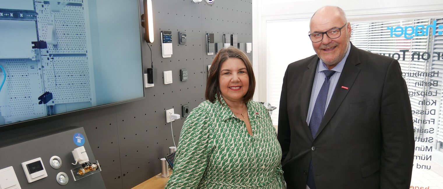 Dr. Maribel Illig, Geschäftsführerin der Handwerkskammer OWL und Leiterin des Berufsbildungszentrums, und Peter Eul, Präsident der Handwerkskammer OWL, eröffnen die "Wochen der Nachhaltigkeit" im Campus Handwerk. 