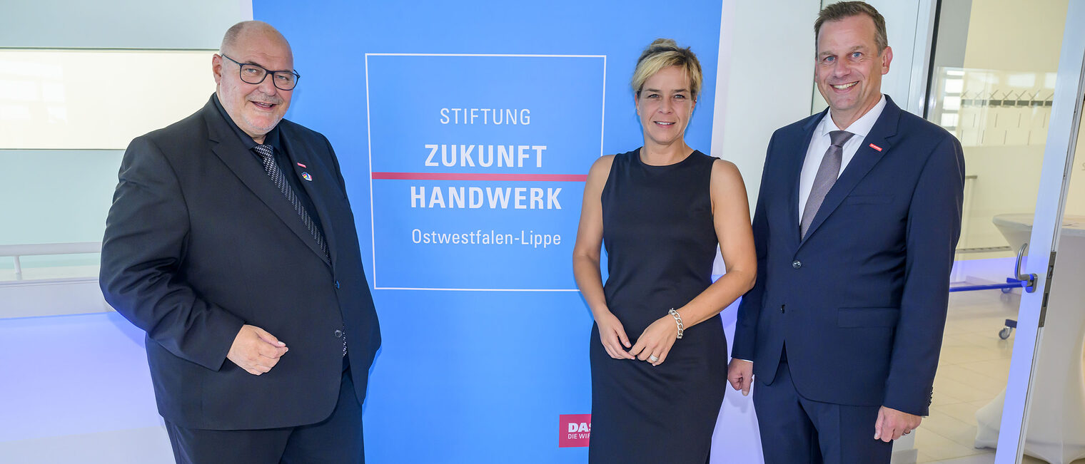 Die Stiftung Zukunft Handwerk OWL hat in diesem Jahr den Zukunftspreis unter dem Motto "Handwerk lebt nachhaltig" vergeben: (v. l.) Peter Eul, Kuratoriumsvorsitzender der Stiftung Zukunft Handwerk OWL und Präsident der Handwerkskammer OWL, Festrednerin Mona Neubaur, Wirtschafts- und Klimaschutzministerin des Landes NRW, sowie Dr. Jens Prager, Vorstandsvorsitzender der Stiftung Zukunft Handwerk OWL und Hauptgeschäftsführer der Handwerkskammer OWL. Verleihung des Zukunftspreis der Stiftung Handwerk in der Skylobby in Guetersloh. (Foto: Thomas F. Starke/HANDWERKSKAMMER OWL) Schlagwort(e): J22