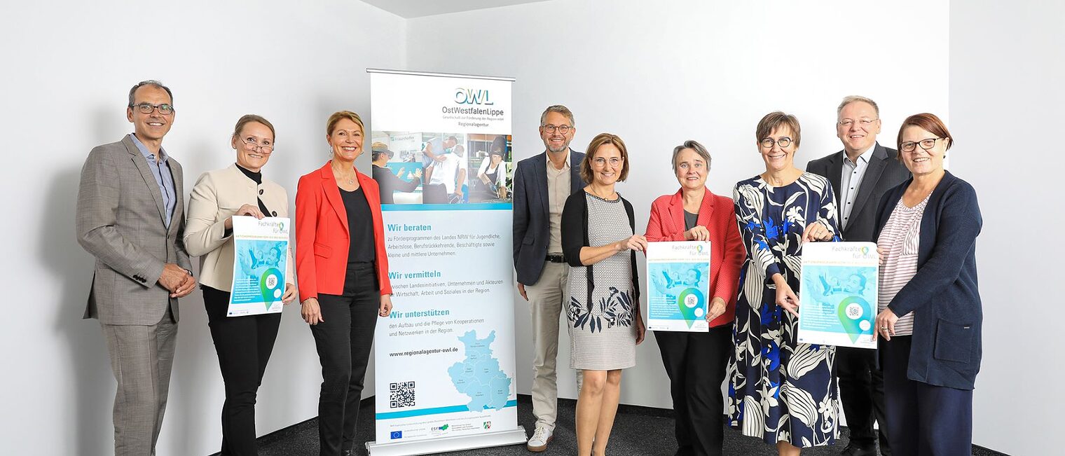 Stellen das Aktionsprogramm "Fachkräfte für OWL" vor: (v. l.) Wolfgang Draeger, Agentur für Arbeit Bielefeld, Melanie Taube, Regionalagentur OWL, Edith Rehmann-Decker, Kreis Paderborn, Wolfgang Marquardt, OWL GmbH, Dr. Marita Reinkemeier, pro Wirtschaft GT GmbH, Claudia Hilse, REGE mb, Ute Horstkötter-Starke, IHK Ostwestfalen zu Bielefeld, Marwin Schadwill, Leiter Ausbildungsberatung, Lehrlingsrolle und Fachkräftesicherung der Handwerkskammer OWL und Petra Krause, Ev. Klinikum Bethel. Stellen das Aktionsprogramm "Fachkräfte für OWL" vor: (v. l.) Wolfgang Draeger, Agentur für Arbeit Bielefeld, Melanie Taube, Regionalagentur OWL, Edith Rehmann-Decker, Kreis Paderborn, Wolfgang Marquardt, OWL GmbH, Dr. Marita Reinkemeier, pro Wirtschaft GT GmbH, Claudia Hilse, REGE mb, Ute Horstkötter-Starke, IHK Ostwestfalen zu Bielefeld, Marwin Schadwill, Leiter Ausbildungsberatung, Lehrlingsrolle und Fachkräftesicherung der Handwerkskammer OWL und Petra Krause, Ev. Klinikum Bethel.