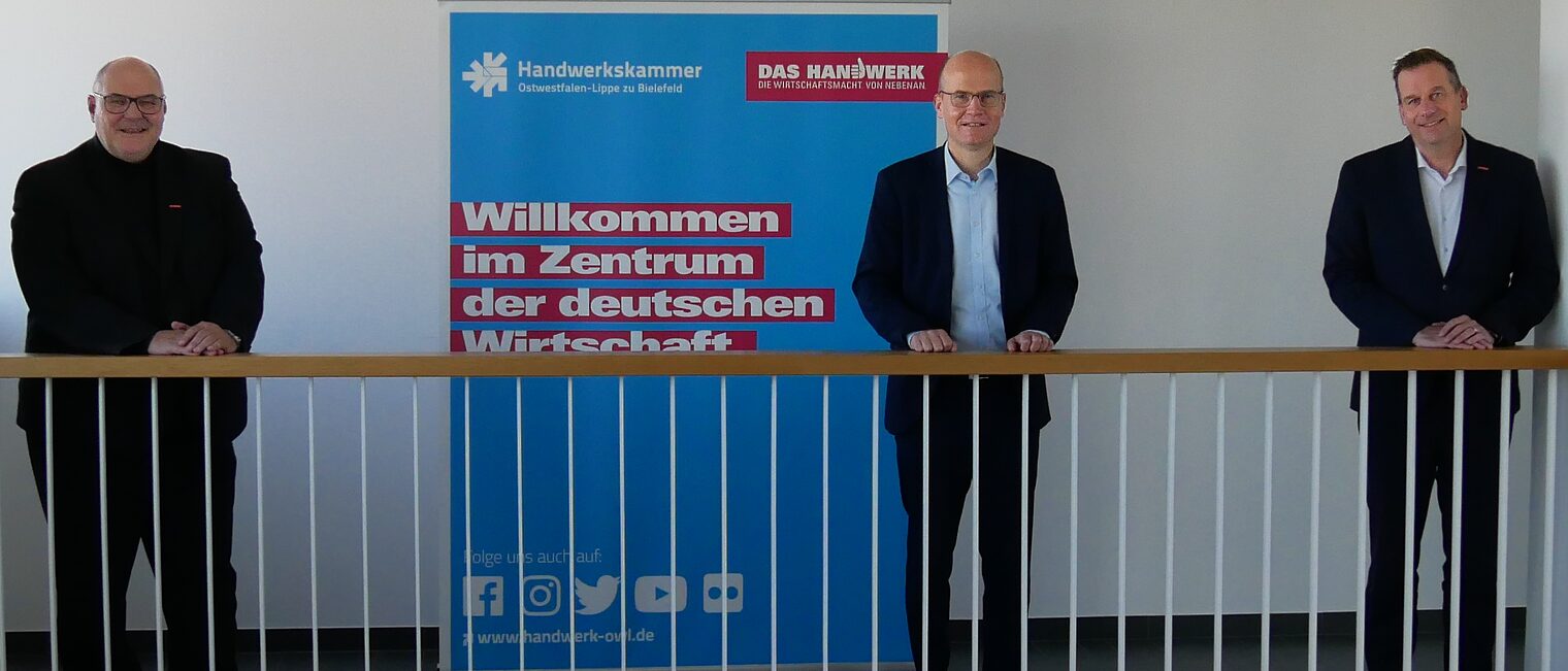 Kammerpräsident Peter Eul (l.) und Hauptgeschäftsführer Dr. Jens Prager (r.) begrüßen den CDU-Bezirksvorsitzenden und Bundestagsabgeordneten Ralph Brinkhaus im Campus Handwerk. 