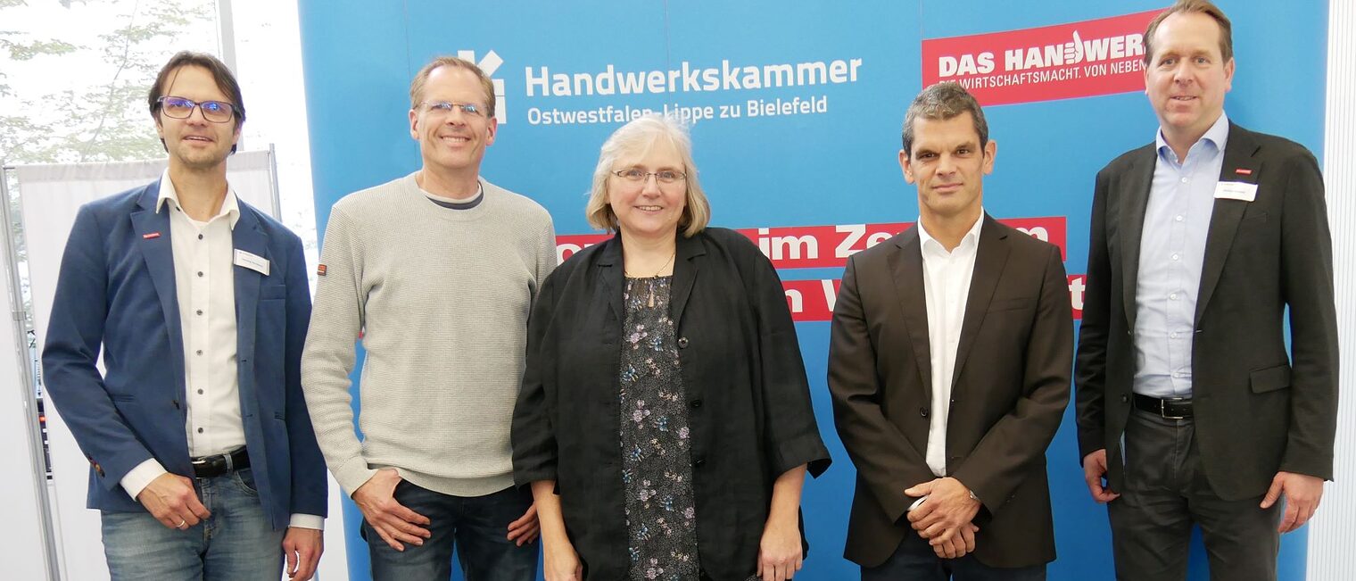 (v. l.) Henning Horstbrink, Beauftragter für Innovation und Technologie bei der Handwerkskammer OWL, Axel Neuhaus und Renate Maria Sölken, Vergabestelle Bielefeld, Daniel Förster, vergabe.NRW, sowie Mathias Steinbild, Leiter Wirtschaftsrecht bei der Handwerkskammer OWL.