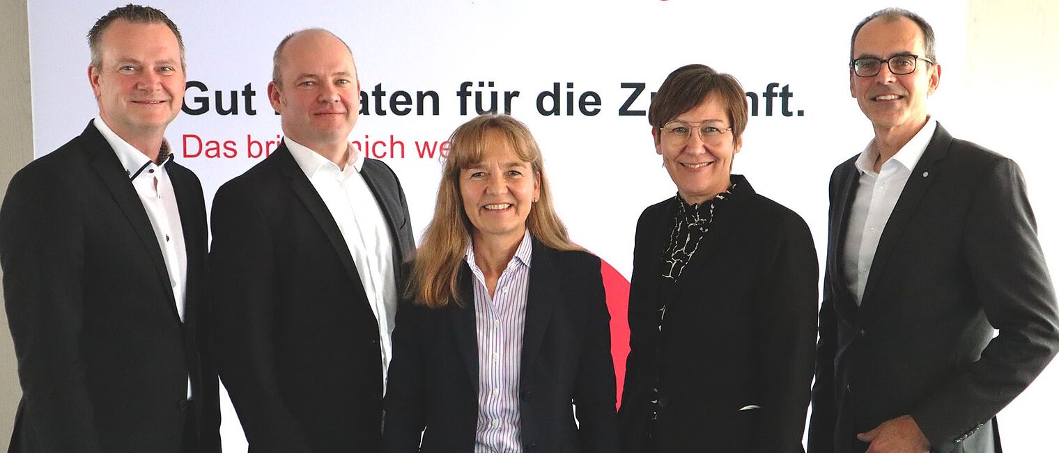 (v. l.) Günter Michaelis (Arbeitsagentur), Carl-Christian Goll (Handwerkskammer OWL), Petra Pigerl-Radtke, Ute Horstkötter-Starke (beide IHK) und Wolfgang Draeger (Arbeitsagentur) stellten die Zahlen zu Bewerbern, Auszubildenden und Stellen für das Ausbildungsjahr 2021/2022 vor. 