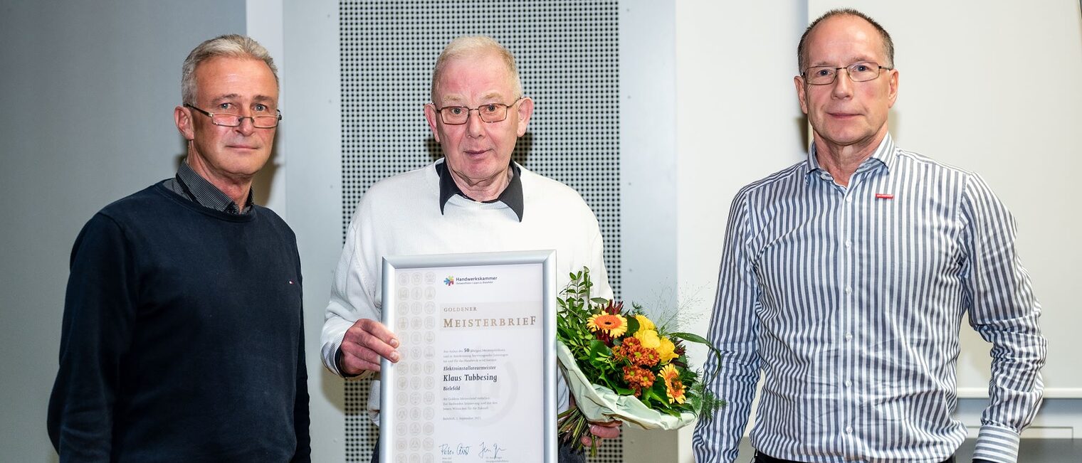 Klaus Tubbesing (Mitte) bekam von Thomas Brinkmann, Obermeister der Fachinnung Elektrotechnik Bielefeld (links), und Roland Willrich, stellvertretender Leiter des Berufsbildungszentrums (rechts), den Goldenen Meisterbrief überreicht. 