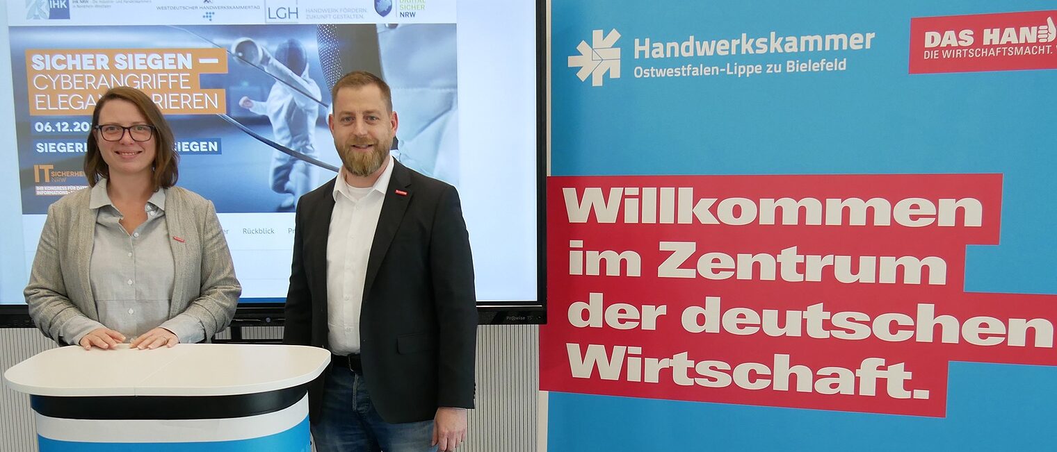 Miriam Belke, Awareness-Beauftragte der Handwerkskammer, und Jens König, IT-Leiter der Handwerkskammer, vermitteln beim IT-Sicherheitstag Tipps zur Prävention von IT-Sicherheitsvorfällen. 