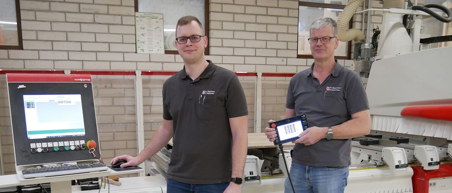 Die Tischlermeister Georg und Meinolf Wippermann vor der 5-Achs-Fräs-Maschine, die effizientes Arbeiten ermöglicht.