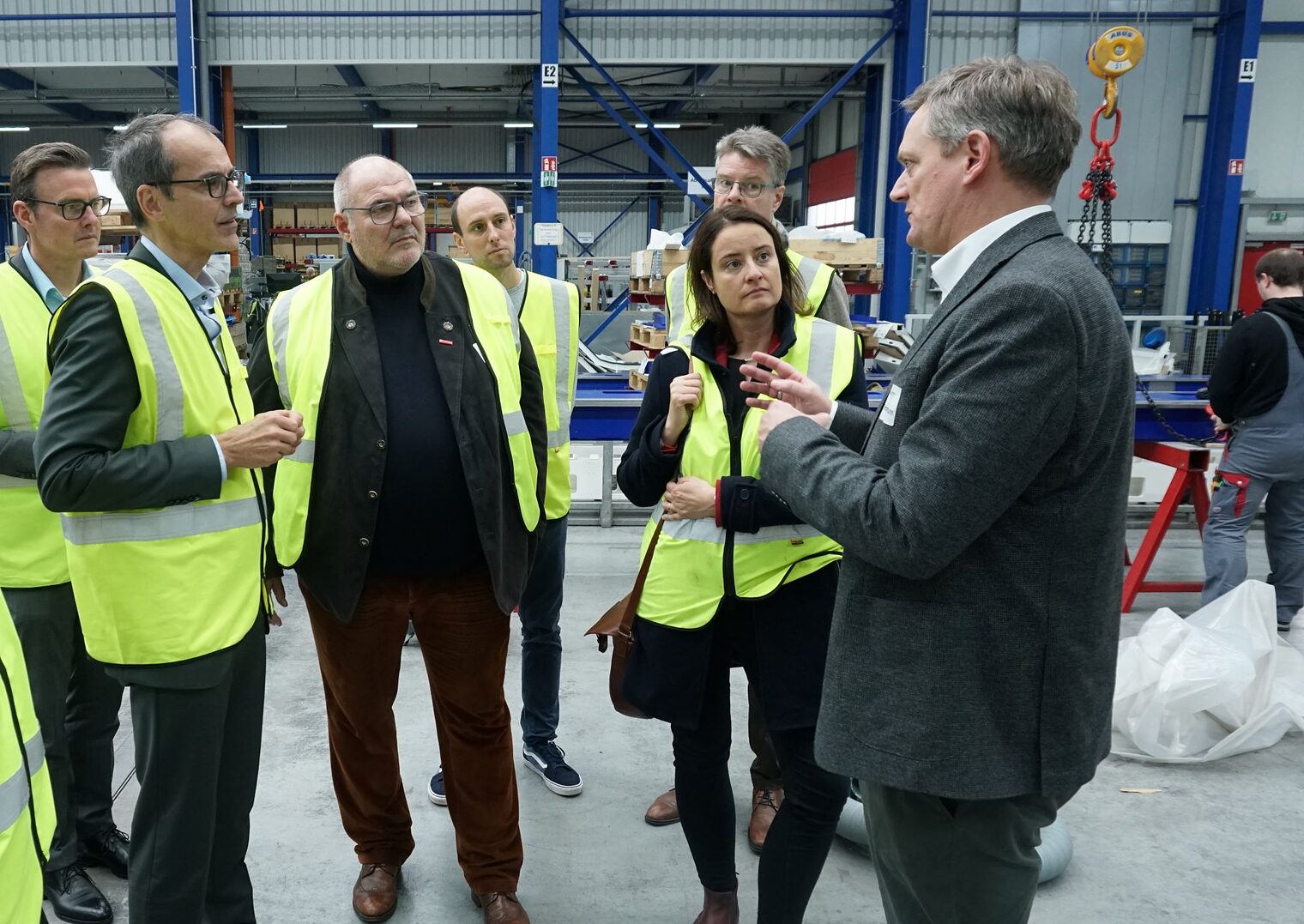 Neben Impulsvorträgen und spannenden Diskussion fand auch ein Betriebsrundgang statt: (v. l.) Andreas Sunder (Bürgermeister Rietberg), Wolfgang Draeger (Arbeitsagentur Bielefeld), Peter Eul (Präsident der Handwerkskammer OWL), Anna Katharina Bölling (Regierungspräsidentin), Jörg Timmermann (Geschäftsführer Kraft Maschinenbau). 