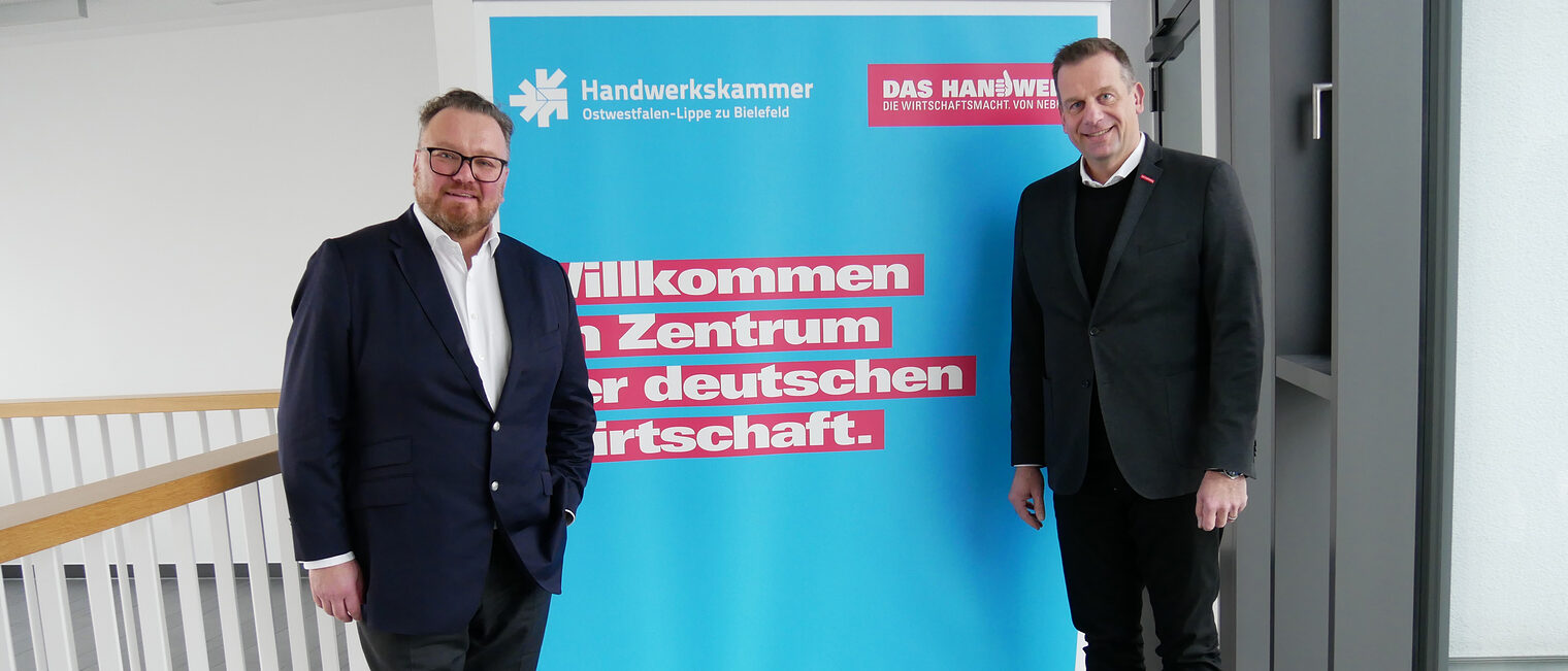 (v. l.) Björn Böker, Geschäftsführer OWL GmbH, und Dr. Jens Prager, Hauptgeschäftsführer der Handwerkskammer OWL zu Bielefeld. 