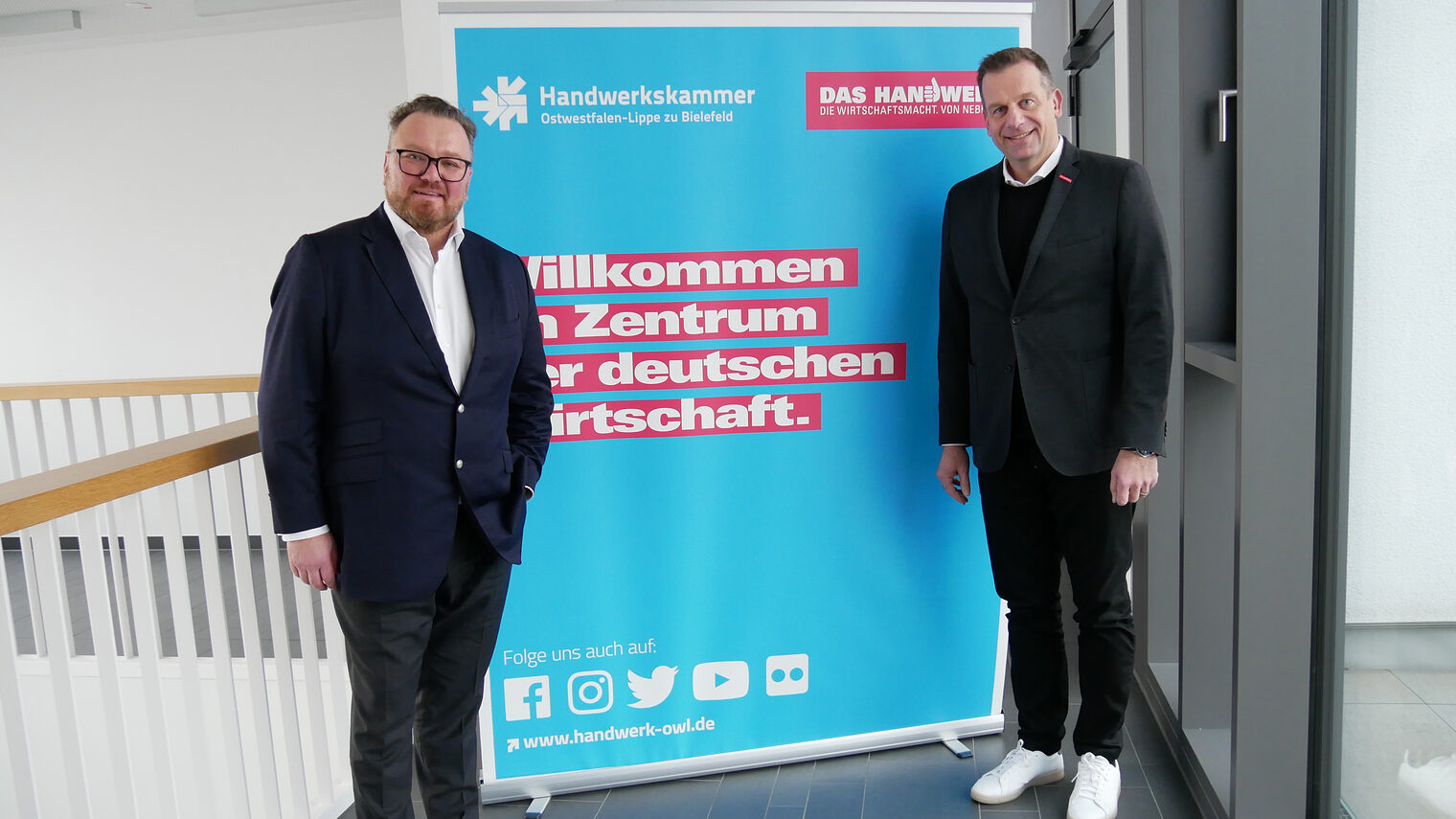 (v. l.) Björn Böker, Geschäftsführer OWL GmbH, und Dr. Jens Prager, Hauptgeschäftsführer der Handwerkskammer OWL zu Bielefeld. 