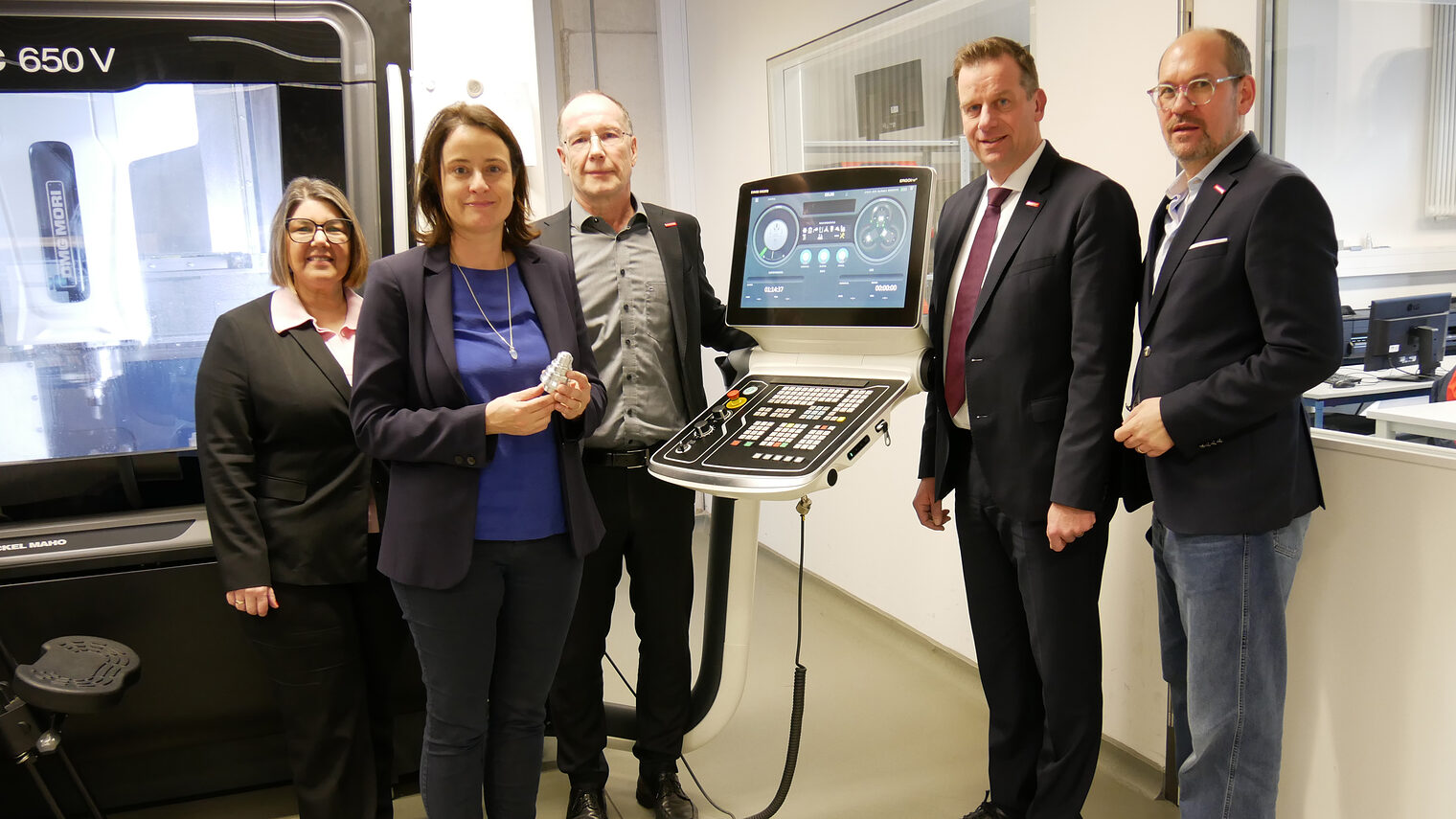 (v. l.) Dr. Maribel Illig, Geschäftsführerin und Leiterin des Berufsbildungszentrums, Regierungspräsidentin Anna-Katharina Bölling, Roland Willrich, stv. Leiter des Berufsbildungszentrums, Dr. Jens Prager, Hauptgeschäftsführer der Handwerkskammer OWL, sowie Alexander Kostka, stv. Hauptgeschäftsführer der Kreishandwerkerschaft Gütersloh-Bielefeld. 