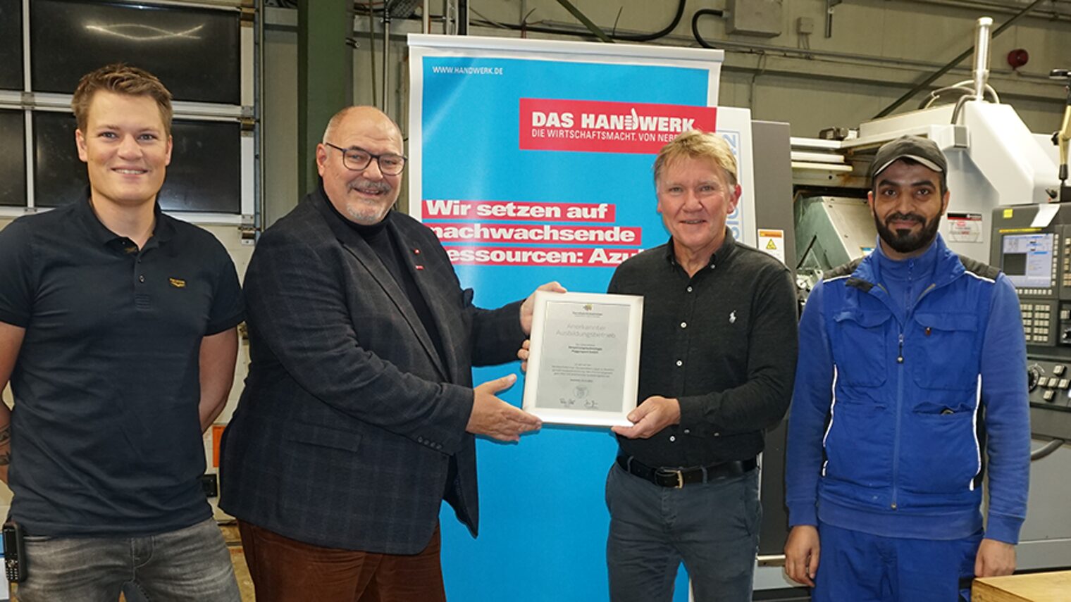 (v. l.) Steffen Poggengerd, Kammerpräsident Peter Eul, Peter Poggenger­­­­­­d und der Auszubildende Ahmad Al Hajur. 