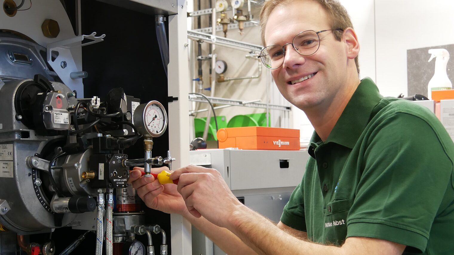Mathias Pabst, Elektrotechniker- und Sanitär- und Heizungsbauermeister, ist Leiter des Kompetenzzentrums intelligente Gebäudetechnologien im Berufsbildungszentrum der Handwerkskammer OWL zu Bielefeld