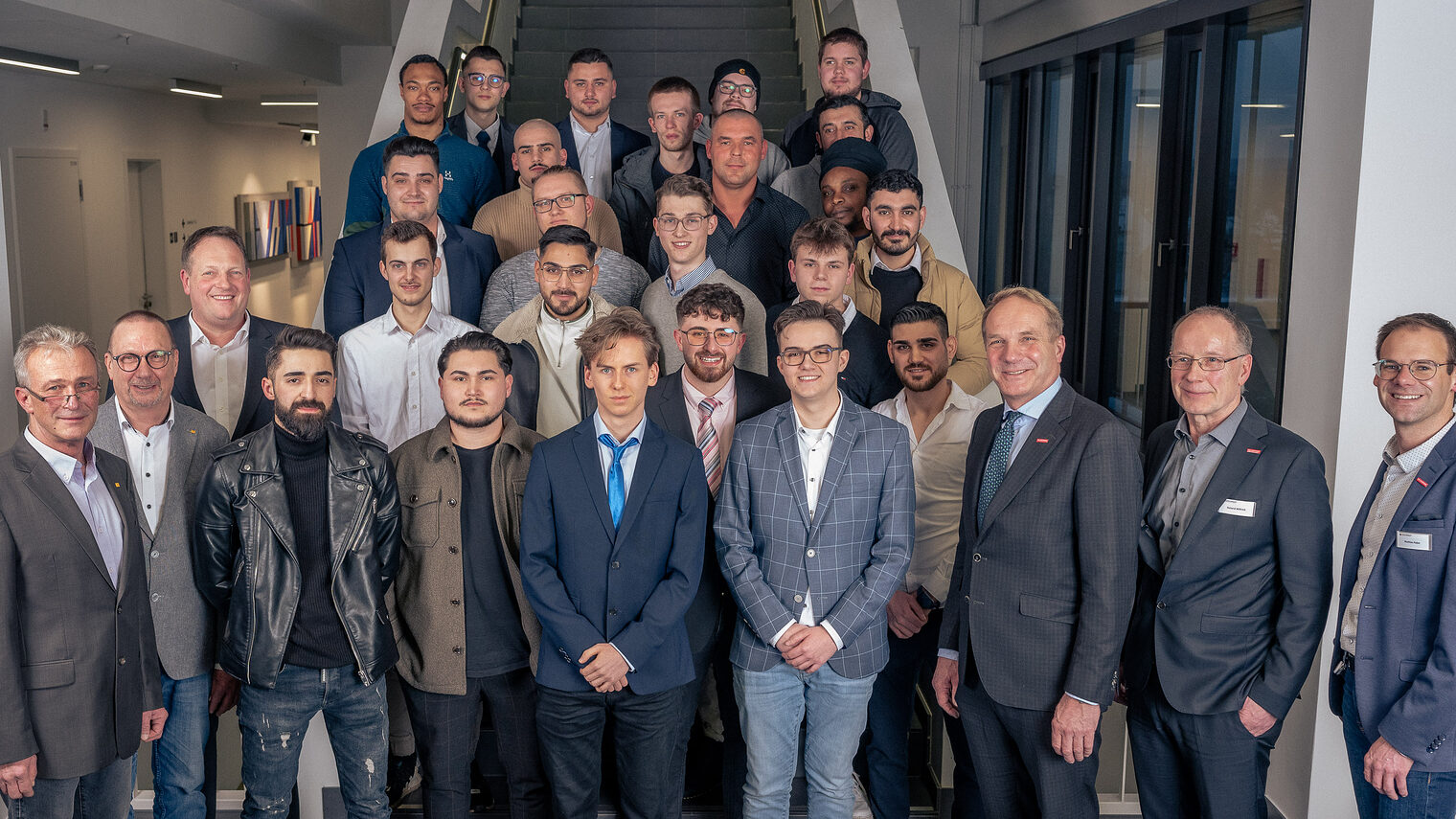 (v. l.) Thomas Brinkmann, Obermeister der Fachinnung Elektrotechnik Bielefeld, Lehrlingswart Rolf Dieter Grün sowie Karl Oliver Grabe und (v. r.) Mathias Pabst, stv. Fachbereichsleiter Intelligente Gebäudetechnik der Handwerkskammer, Roland Willrich, stv. Leiter Berufsbildungszentrum der Handwerkskammer, und Heiner Dresrüsse, Vizepräsident der Handwerkskammer, gratulieren den freigesprochenen Elektrogesellen (Mitte). 