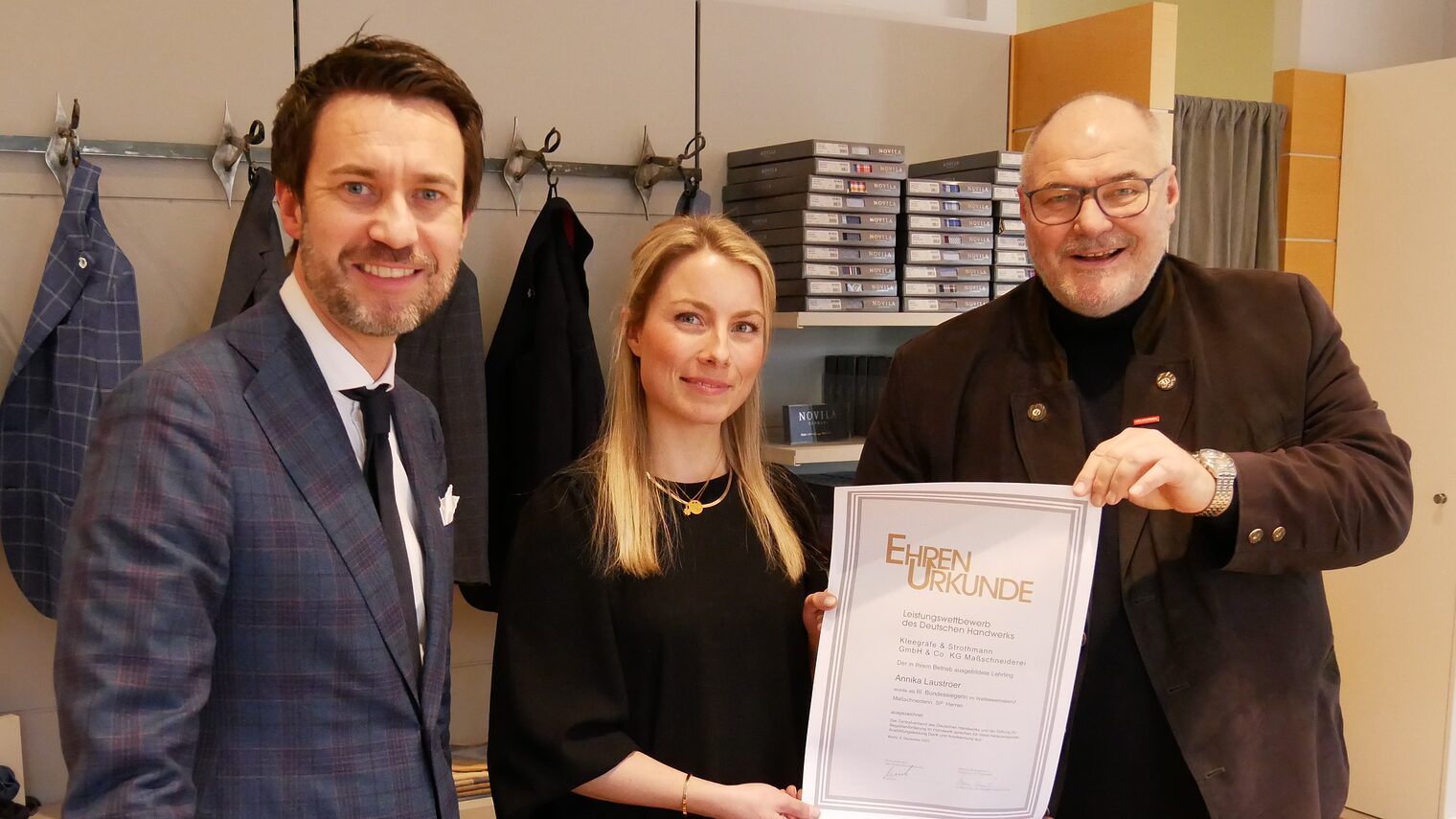 (v. l.) Ausbildungsmeister und Inhaber Maro Beckert, Bundessiegerin Annika Lauströer und Peter Eul, Präsident der Handwerkskammer