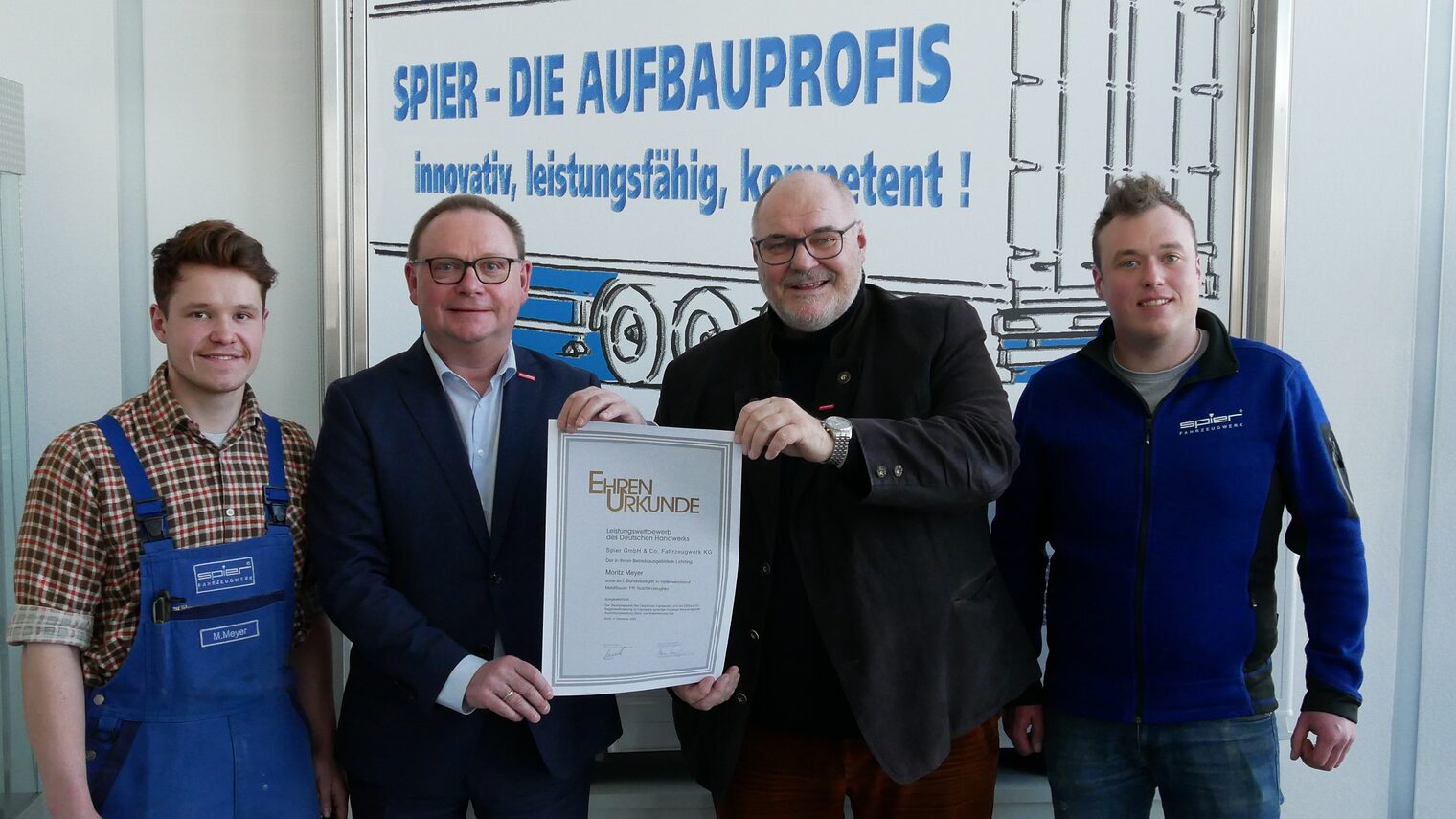 (v. l.) Bundessieger Moritz Meyer, Firmenchef Jürgen Spier, Kammerpräsident Peter Eul, sowie Ausbildungsleiter Steffen Brand 