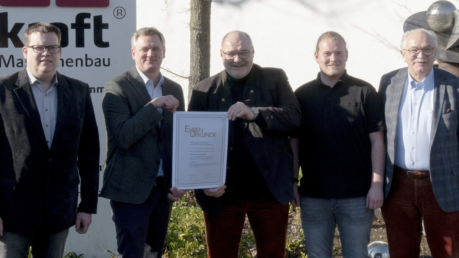 (v. l.) Ausbildungsleiter Thorsten Schulte, Geschäftsführer Jörg Timmermann, Handwerkskammer-Präsident Peter Eul, Bundessieger Alexander Bökmann sowie Ferdinand Kraft 
