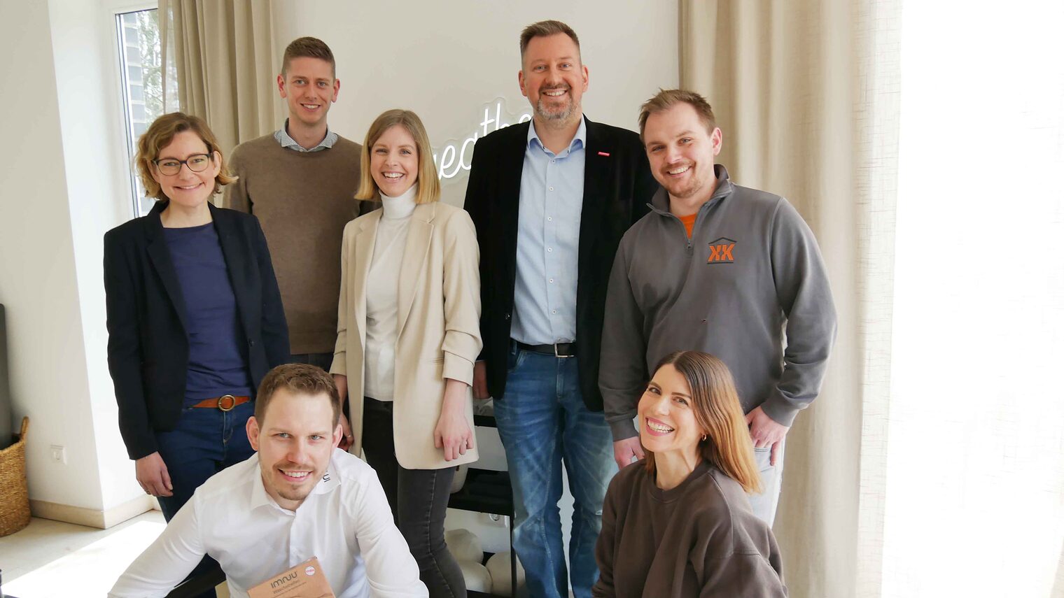 knieend (v. l.) Gründer Patrick Maiwald und Gründerin Isabell Schönborn, stehend (v. l.) Kathrin Teschke, IHK, Christoph Küster, Pro Wirtschaft GT, Lina Wiegmann-Cardinal, conceptGT, Stefan Edler, Handwerkskammer, Gründer Yannic Kreuzer. 