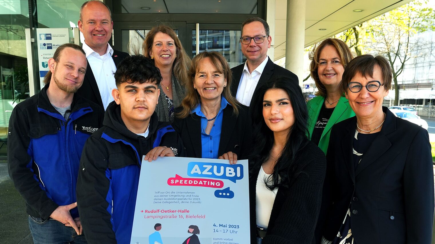 Werben für das Azubi-Speed-Dating am 4. Mai: Stefan Becker, Geschäftsführer Becker Versorgungstechnik GmbH, Bielefeld, Carl-Christian Goll, Geschäftsführer der Handwerkskammer Ostwestfalen-Lippe, Matin Faris Haji, Auszubildender bei der Becker Versorgungstechnik GmbH, Frauke Schwietert, Vorsitzende der Geschäftsführung der Agentur für Arbeit in Herford, Petra Pigerl-Radtke, IHK-Hauptgeschäftsführerin, Marc-Sebastian Alex, Geschäftsführer Jobcenter Arbeit-plus Bielefeld, Evin Yalcin, Auszubildende bei der Heinrich Fretthold GmbH, Andrea Oestreich-Matthe, Assistentin der Geschäftsleitung Heinrich Fretthold GmbH & Co. KG, und Ute Horstkötter-Starke, IHK-Geschäftsführerin Berufliche Bildung