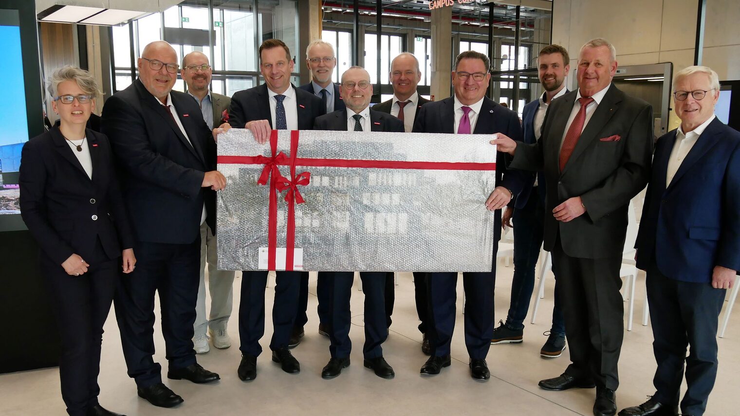 (v. l.) Ragna Köstner, stv. Hauptgeschäftsführerin der Handwerkskammer, Peter Eul, Präsident der Handwerkskammer, Alexander Kostka, stv. Hauptgeschäftsführer der KH Gütersloh-Bielefeld, Dr. Jens Prager, Hauptgeschäftsführer der Handwerkskammer, Klaus-Werner Schäfer, Geschäftsführer HBZ Brackwede, Gerald Studzinsky, Hauptgeschäftsführer der KH Höxter-Warburg, Carl-Christian Goll, Geschäftsführer Berufsbildung der Handwerkskammer, Michael Lutter, Hauptgeschäftsführer der KH Paderborn-Lippe, Dominik Rüther, Geschäftsführer der KH Höxter-Warburg, Mickel Biere, Kreishandwerksmeister KH Paderborn-Lippe, sowie Georg Effertz, Kreishandwerksmeister der KH Gütersloh-Bielefeld. 