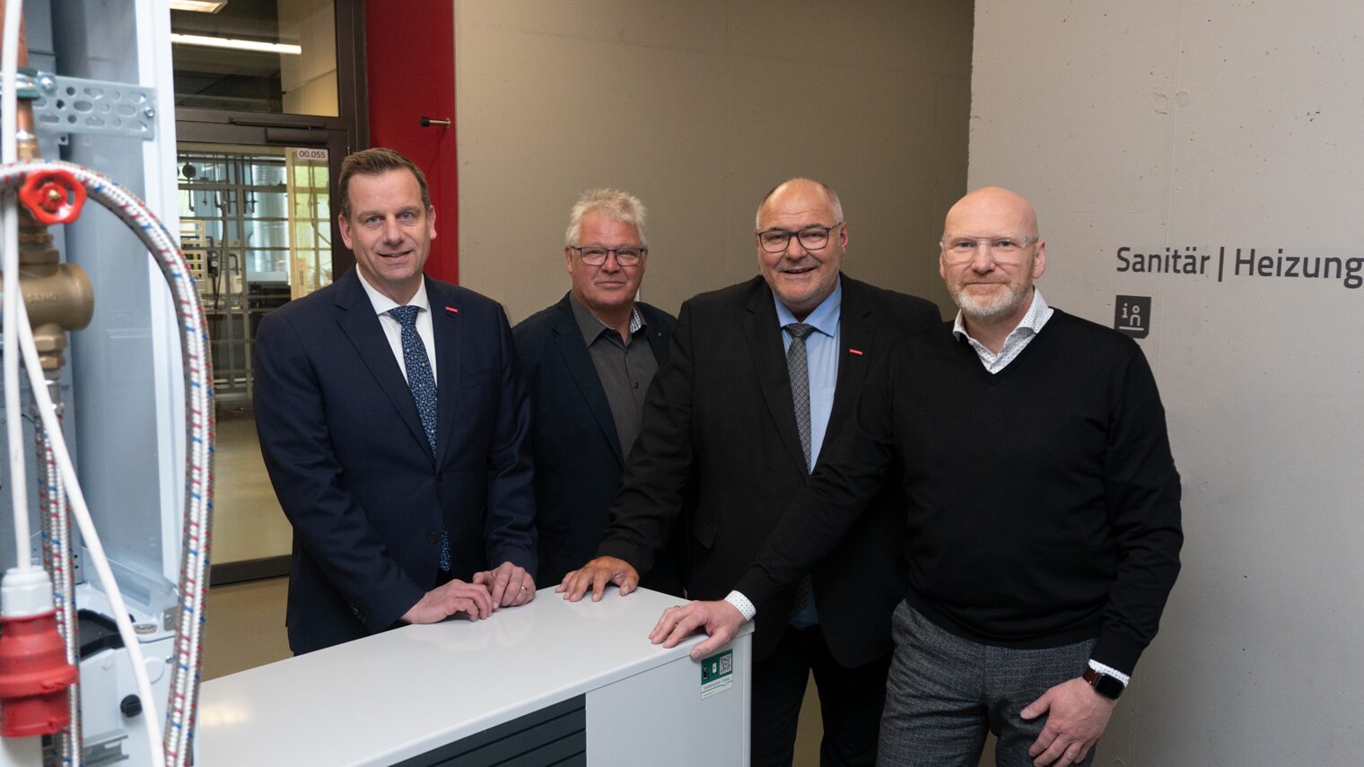 (v. l.) Haben über die konjunkturelle Situation des OWL-Handwerks berichtet: Dr. Jens Prager, Hauptgeschäftsführer der Handwerkskammer, Frank Niemeier, Obermeister der Baugewerbe-Innung Bielefeld, Peter Eul, Präsident der Handwerkskammer, sowie Torsten Finke, Obermeister der Innung für Sanitär- und Heizungstechnik. 