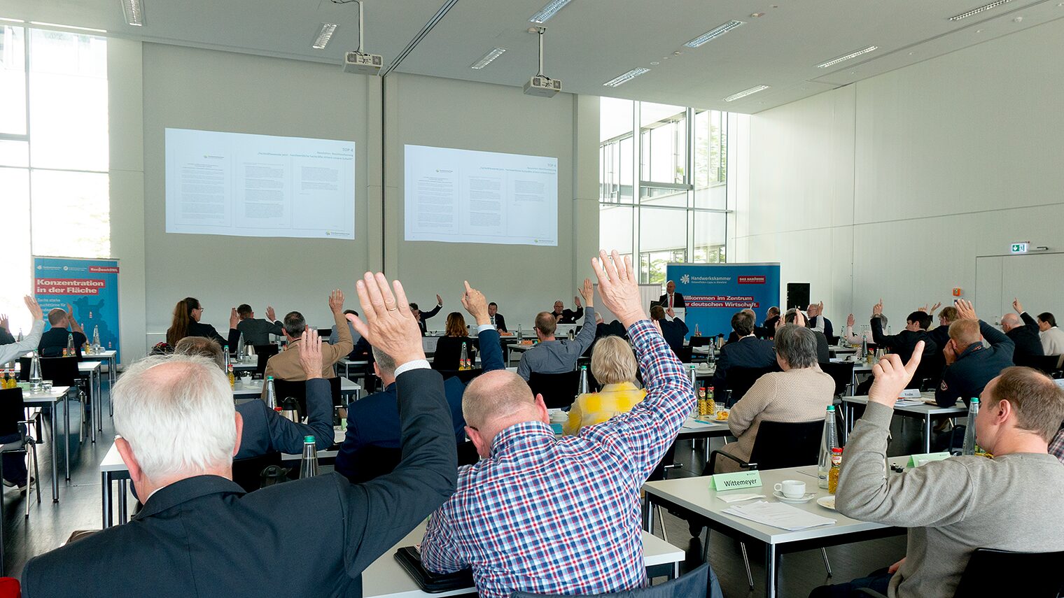 Die Resolution "Fachkräftewende jetzt - handwerkliche Fachkräfte sichern unsere Zukunft" wurde einstimmig auf der Vollversammlung verabschiedet. 