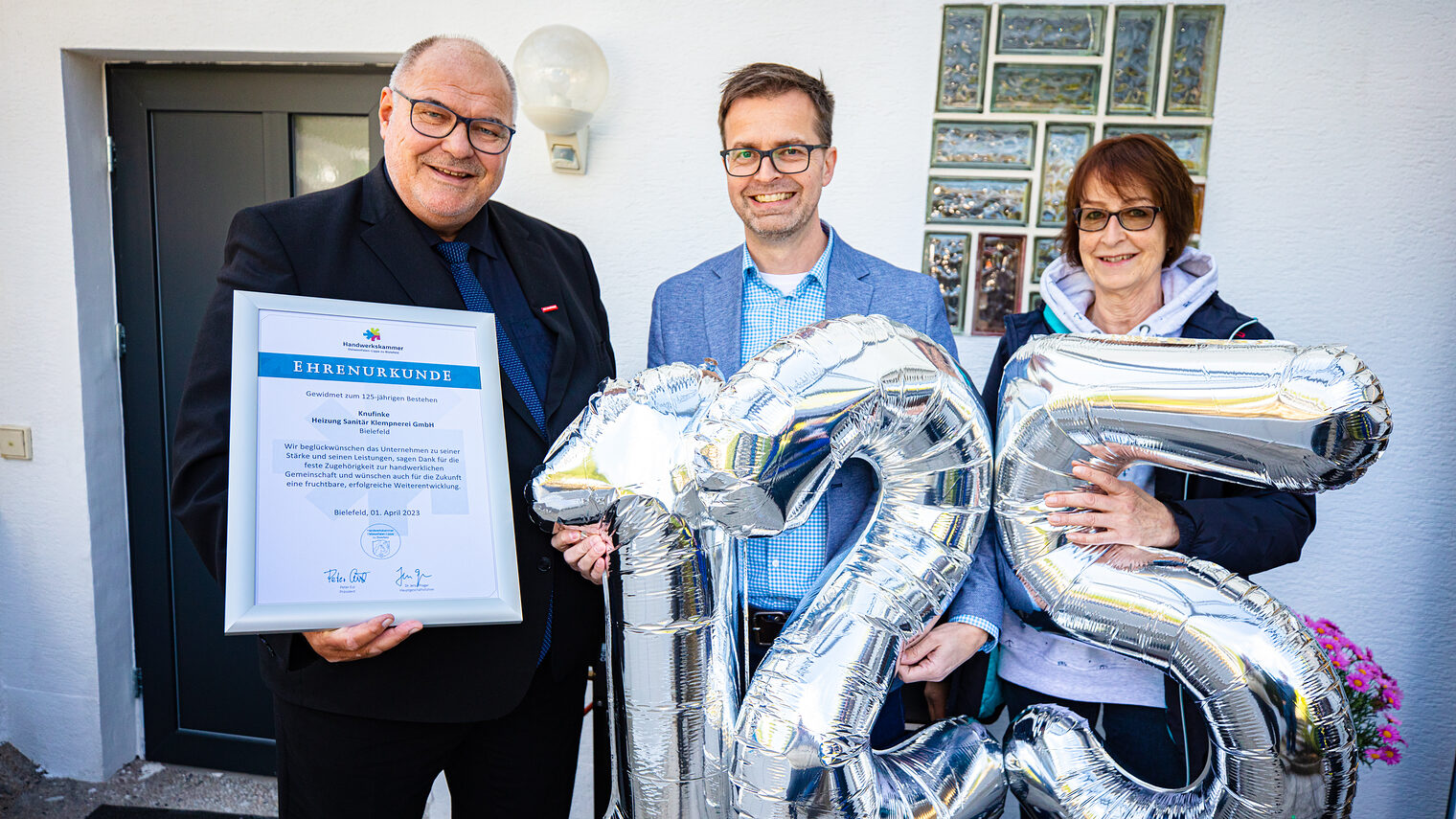(von links) Peter Eul, Chef Marcus Knufinke und Michaela Knufinke feuern das Jubil¿um