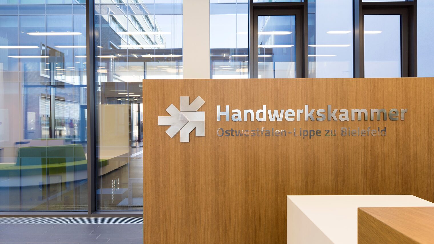 Holzwand Foyer frontal_detering