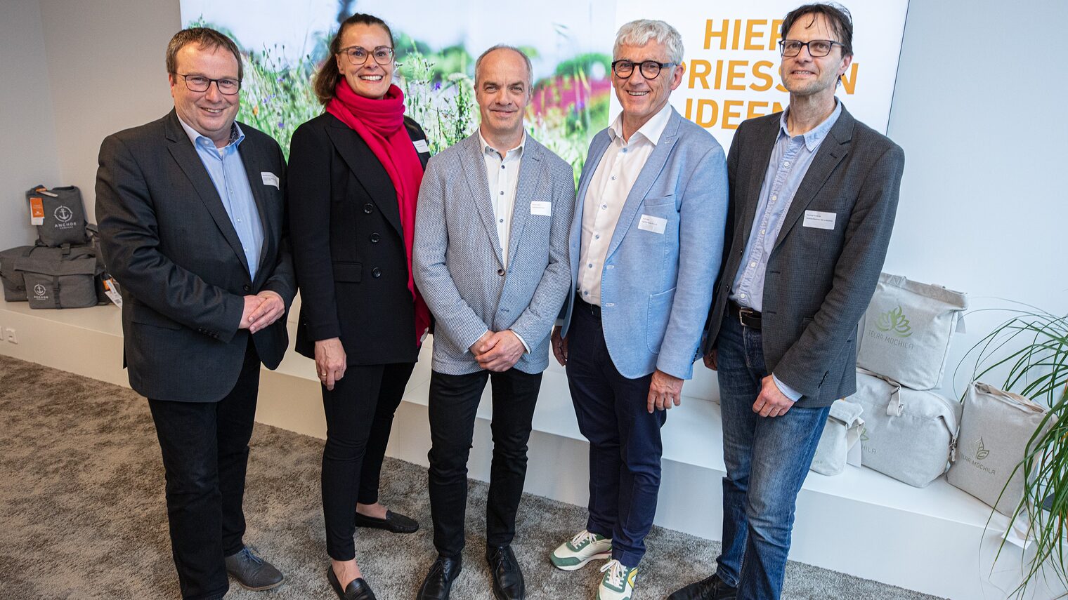 (v. l.) NRW-Umweltminister Oliver Krischer, Norma Bopp-Strecker, Geschäftsführerin Hochbau Detert und Vorstandsmitglied der Handwerkskammer, Carsten Lamm, Geschäftsführer Bäckerei Lamm, Frank Kögel, Geschäftsführer Kögel Bau GmbH & Co. KG, sowie Henning Horstbrink, Beauftragter für Innnovation und Technologie bei der Handwerkskammer OWL. 