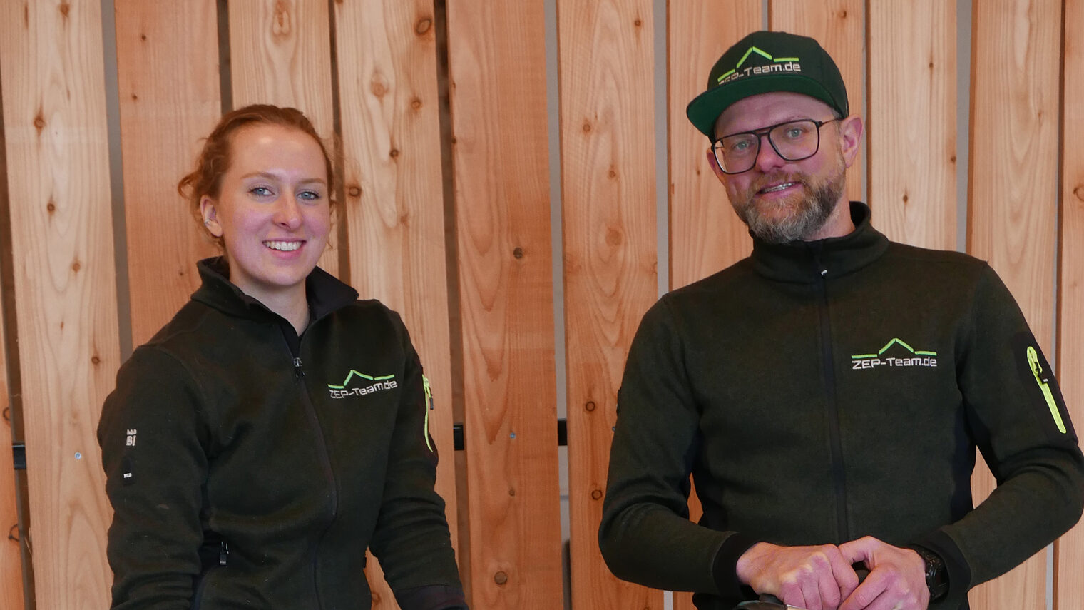 Selina Beck und ihr Chef Eugen Penner begeistern junge Leute für das Zimmerer-Handwerk 