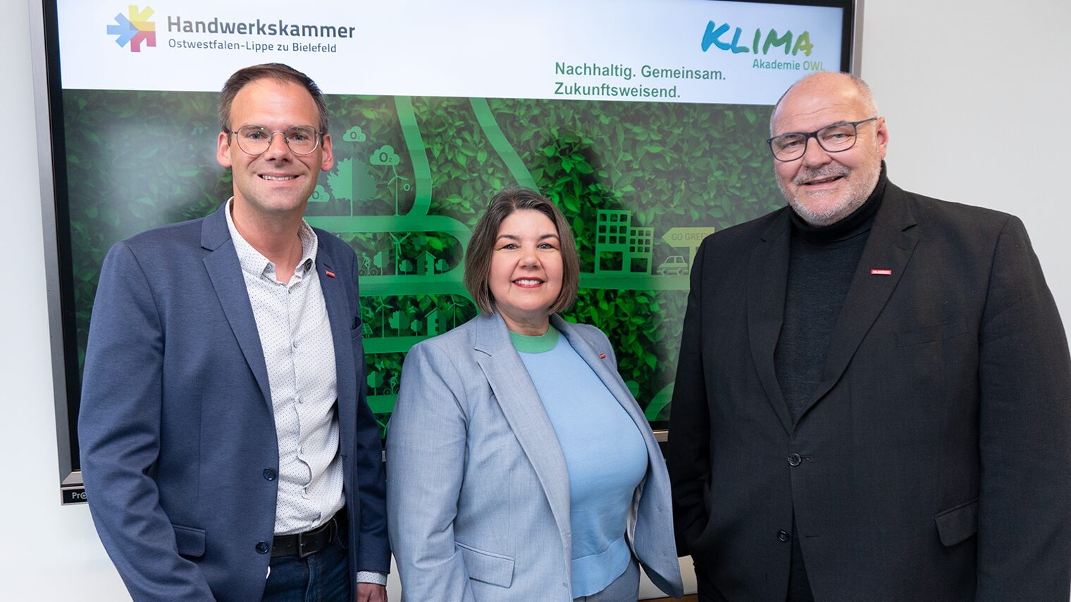 (v. l.) Mathias Pabst, Leiter Kompetenzzentrum Intelligente Gebäudetechnologien, Dr. Maribel Illig, Geschäftsführerin und Leiterin des Berufsbildungszentrums der Handwerkskammer, sowie Peter Eul, Präsident der Handwerkskammer. 