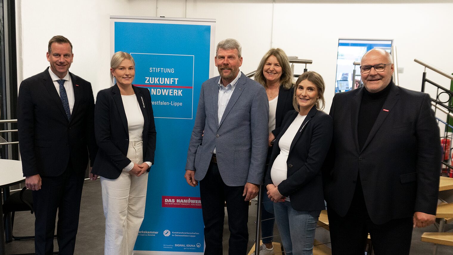 (v. l.) Dr. Jens Prager, Vorstandsvorsitzender Stiftung Zukunft Handwerk OWL, Anne-Sofie Brase-Franke, Gesellschafterin W. Brase, Bernd Brase, Geschäftsführender Gesellschafter W. Brase, Annette Brase, Gesellschafterin W. Brase, Marie-Christin Brase, Gesellschafterin W. Brase, Peter Eul, Vorsitzender des Kuratoriums Stiftung Zukunft Handwerk OWL. 