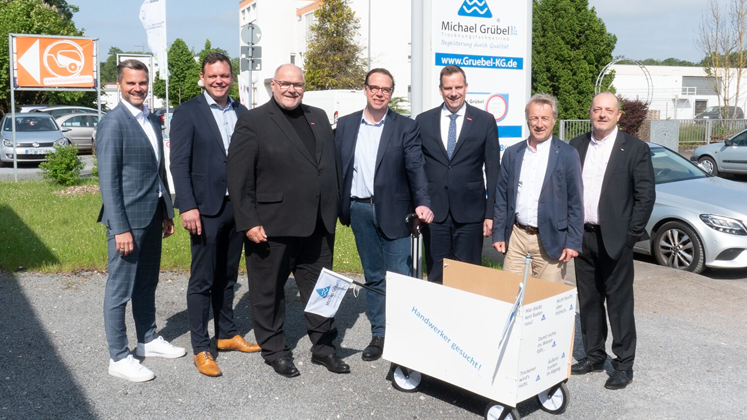 (v. l.) Philipp Fischer, Kuratoriumsmitglied Stiftung Zukunft Handwerk OWL, Dirk Langert, Kuratoriumsmitglied Stiftung Zukunft Handwerk OWL, Peter Eul, Vorsitzender des Kuratoriums Stiftung Zukunft Handwerk OWL, Michael Grübel, Geschäftsführer Grübel GmbH & Co. KG,Dr. Jens Prager, Vorstandsvorsitzender Stiftung Zukunft Handwerk OWL, Jürgen Sautmann, Hauptgeschäftsführer KH Gütersloh-Bielefeld, Thomas Scholten, Geschäftsführer KH Gütersloh-Bielefeld. 