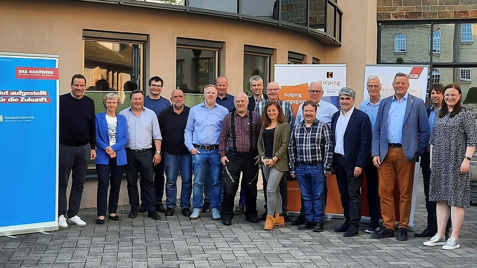 Dr. Jens Prager (1. v. l.), Hauptgeschäftsführer der Handwerkskammer, tauschte sich gemeinsam mit Ralf Noltemeyer (3. v. l.), Vizepräsident Arbeitnehmerseite der Handwerkskammer, in einem Zukunftsdialog mit Arbeitnehmenden im OWL-Handwerk aus. 