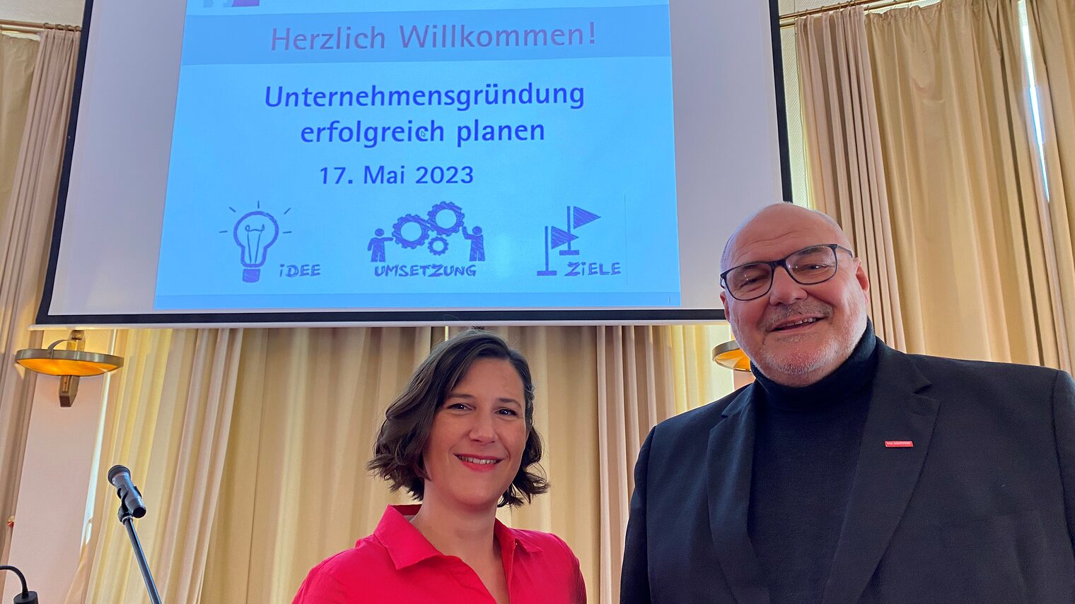 (v. l.) Daniela Drabert, IHK-Vizepräsidentin und geschäftsführende Gesellschafterin der Hagemeyer Retail GmbH & Co. KG Minden, sowie Peter Eul, Präsident der Handwerkskammer OWL zu Bielefeld. 