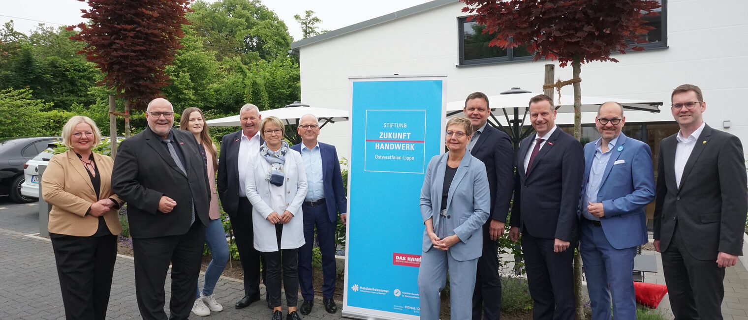 (v. l.) Andrea Hegerbekermeier, KH Paderborn-Lippe, Peter Eul, Vorsitzender des Kuratoriums der Stiftung Zukunft Handwerk OWL und Präsident der Handwerkskammer OWL, Katharina Brosius, Redeker Kältetechnik GmbH & Co., Mickel Biere, Kreishandwerksmeister Paderborn-Lippe, Sabine Redeker, Andreas Redeker, Geschäftsführer Redeker Kältetechnik GmbH & Co., Susanne Kalthoff, Geschäftsführerin Redeker Kältetechnik GmbH & Co., Dirk Langert, Kuratoriumsmitglied, Dr. Jens Prager, Vorsitzender der Stiftung Zukunft Handwerk, Alexander Kostka, Kuratoriumsmitglied, sowie Matthias Kalkreuter, Bürgermeister in Lage. 