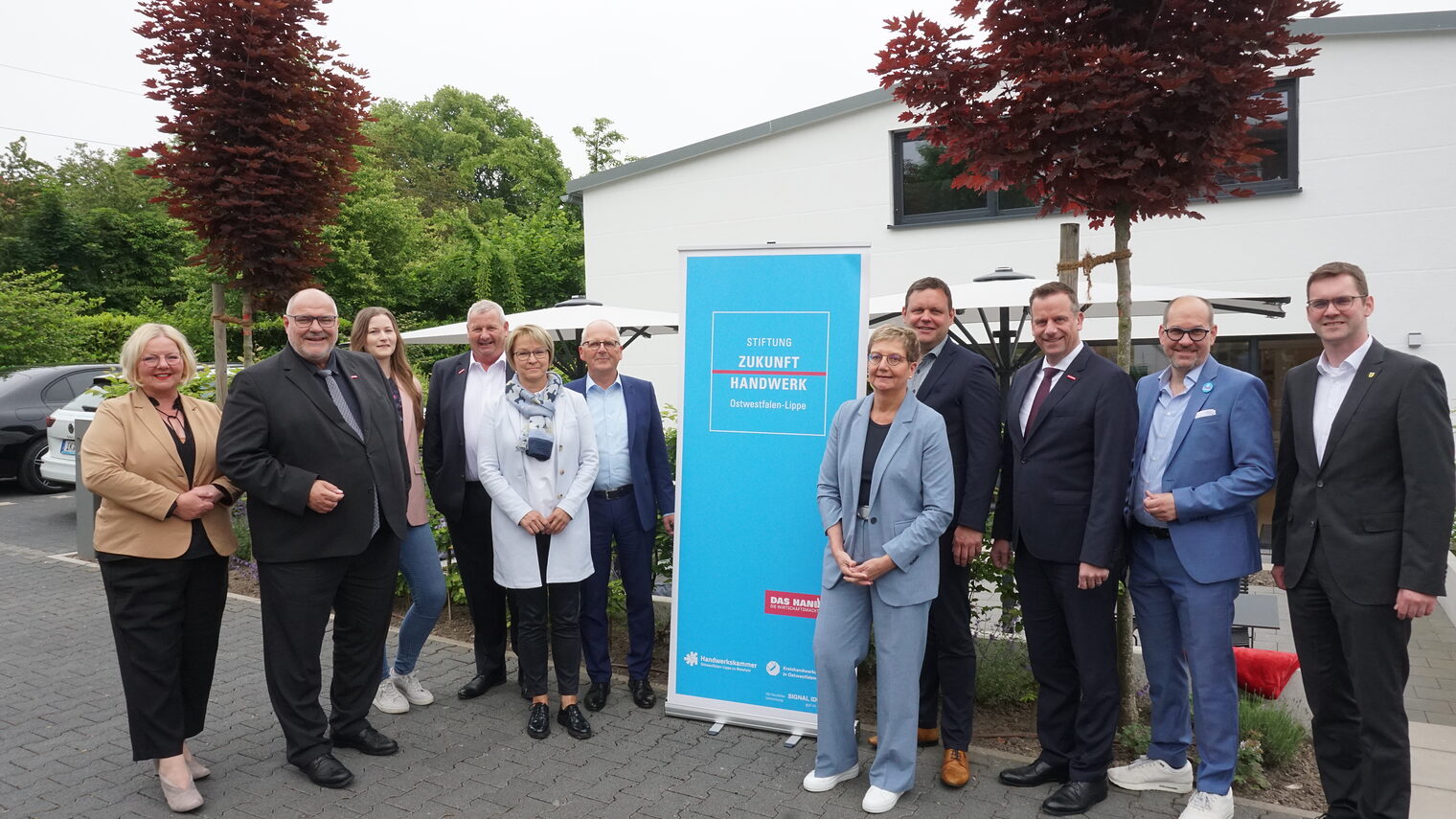 (v. l.) Andrea Hegerbekermeier, KH Paderborn-Lippe, Peter Eul, Vorsitzender des Kuratoriums der Stiftung Zukunft Handwerk OWL und Präsident der Handwerkskammer OWL, Katharina Brosius, Redeker Kältetechnik GmbH & Co., Mickel Biere, Kreishandwerksmeister Paderborn-Lippe, Sabine Redeker, Andreas Redeker, Geschäftsführer Redeker Kältetechnik GmbH & Co., Susanne Kalthoff, Geschäftsführerin Redeker Kältetechnik GmbH & Co., Dirk Langert, Kuratoriumsmitglied, Dr. Jens Prager, Vorsitzender der Stiftung Zukunft Handwerk, Alexander Kostka, Kuratoriumsmitglied, sowie Matthias Kalkreuter, Bürgermeister in Lage. 