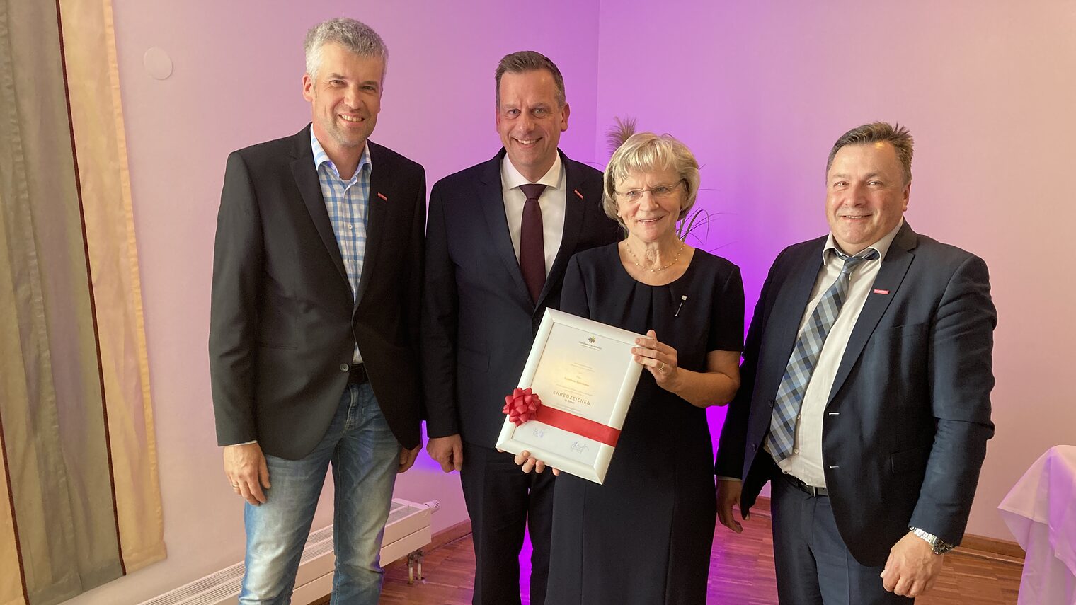 (v.l.) Christian Selke, Dr. Jens Prager und Ralf Noltemeyer überreichten Reinlinde Steinhofer das Silberne Ehrenzeichen der Handwerkskammer. 