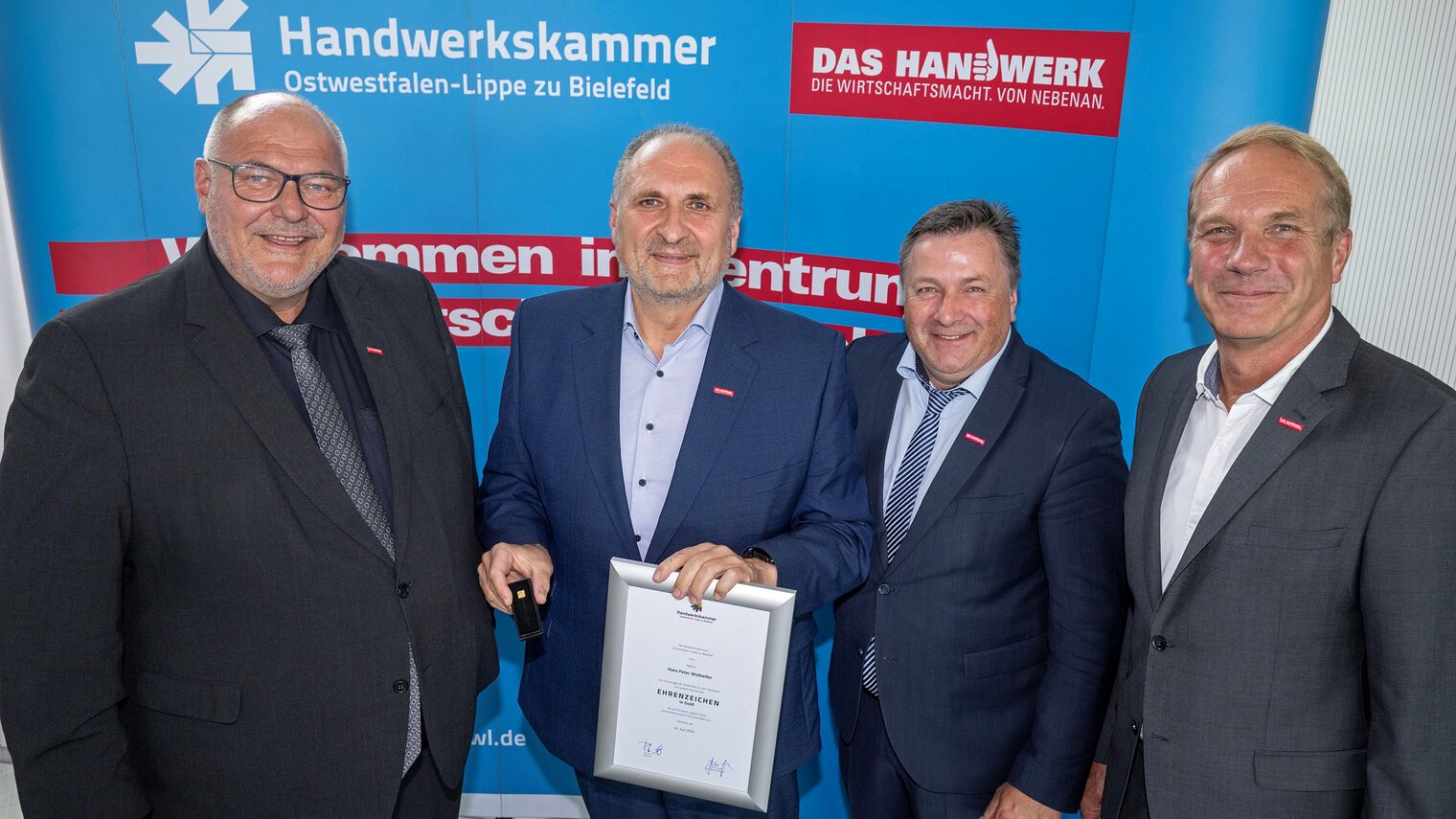 (v. l.) Peter Eul, Präsident der Handwerkskammer OWL, Hans Peter Wollseifer, Präsident der Handwerkskammer zu Köln und langjähriger ZDH-Präsident, sowie die Kammer-Vizepräsidenten Ralf Noltemeyer und Heiner Dresrüsse