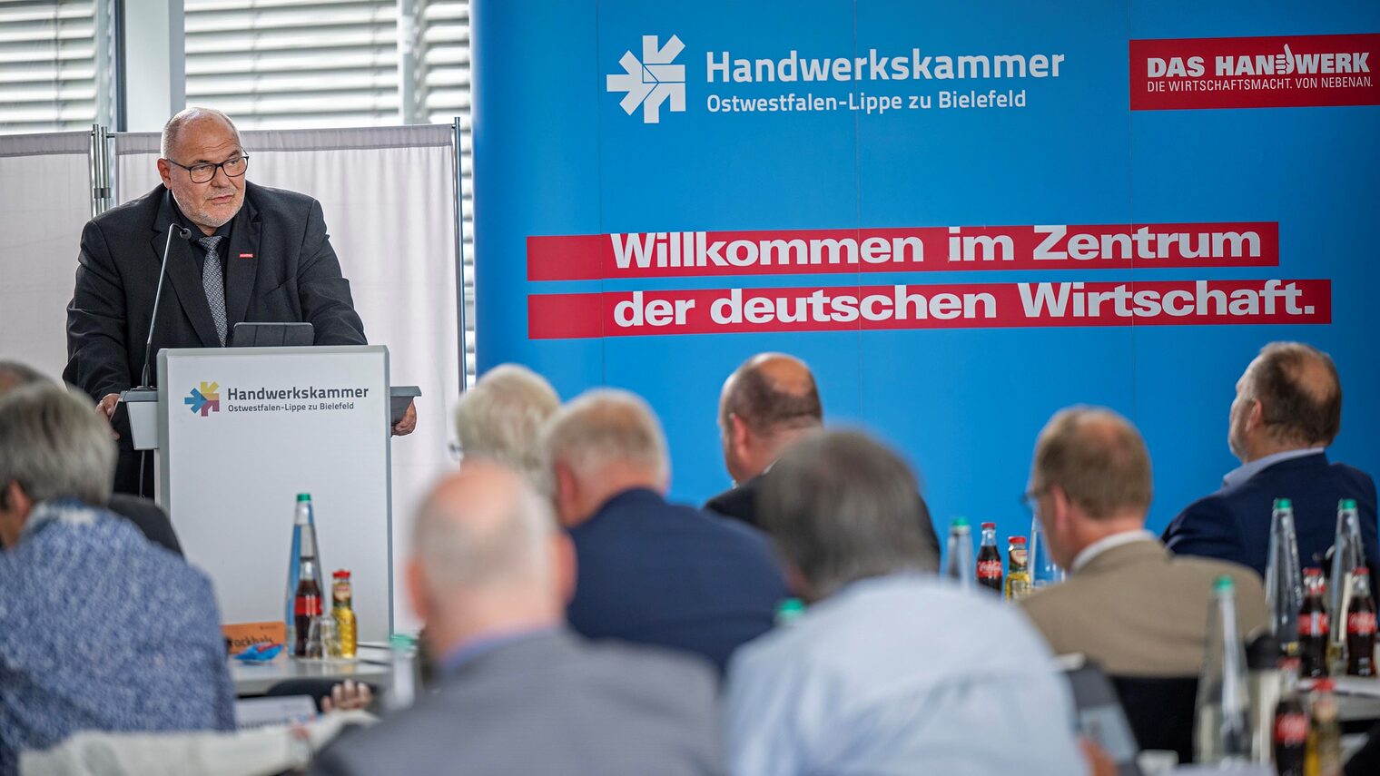 Peter Eul, Präsident der Handwerkskammer OWL zu Bielefeld, fordert die Gleichwertigkeit von akademischer und beruflicher Bildung. 