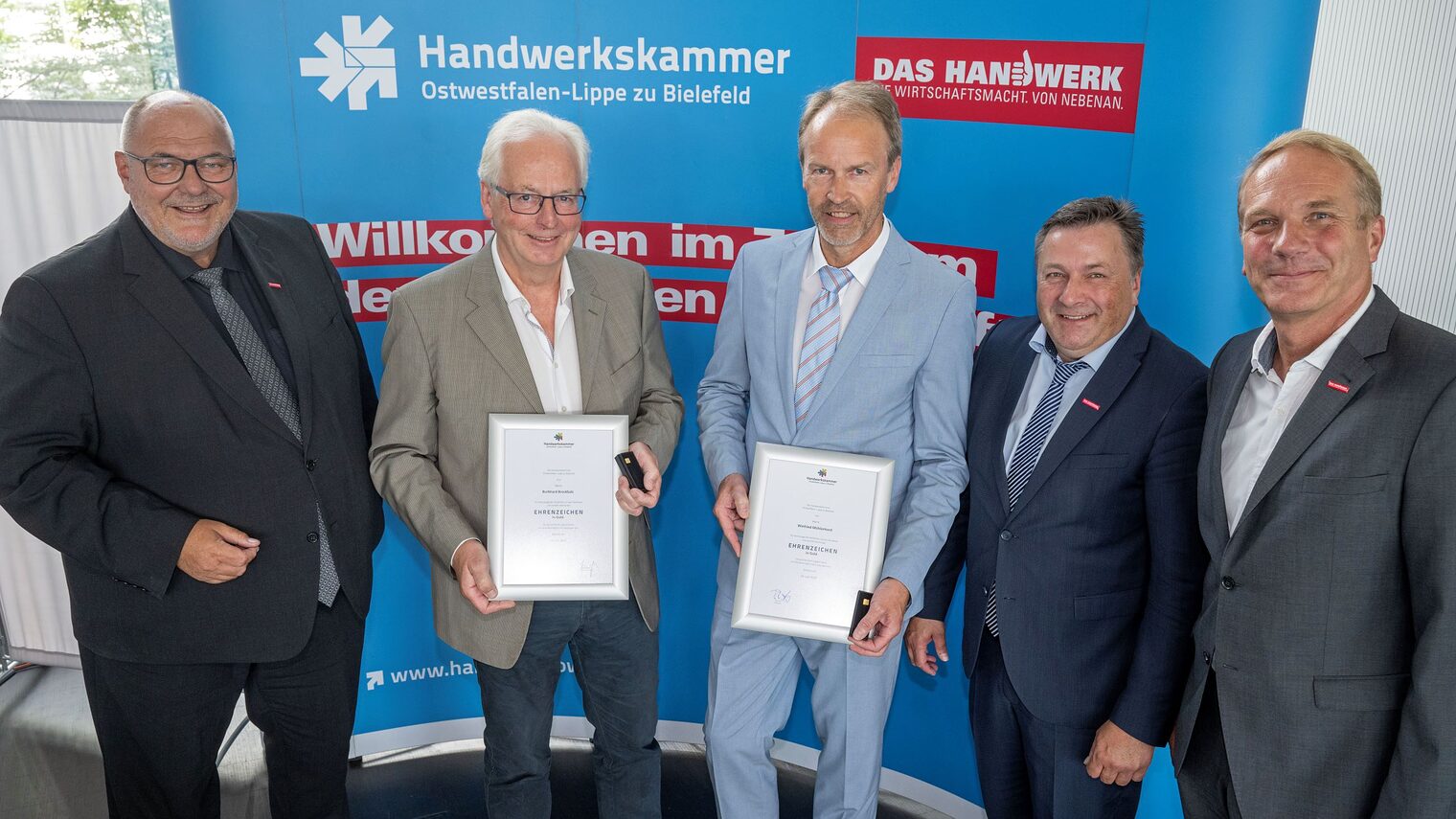 (v. l.) Peter Eul, Präsident der Handwerkskammer OWL, die Geehrten Burkhard Brockbals und Winfried Mühlenkord, sowie die Vizepräsidenten der Handwerkskammer Ralf Noltemeyer und Heiner Dresrüsse. 