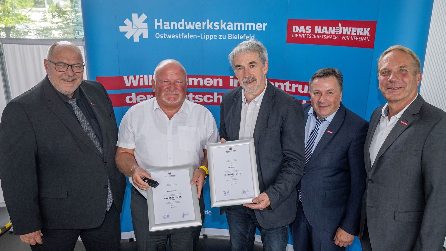 (v. l.) Kammerpräsident Peter Eul, die Geehrten Norbert Klöpper und Josef Fuhrmann sowie die Kammer-Vizepräsidenten Ralf Noltemeyer und Heiner Dresrüsse. 