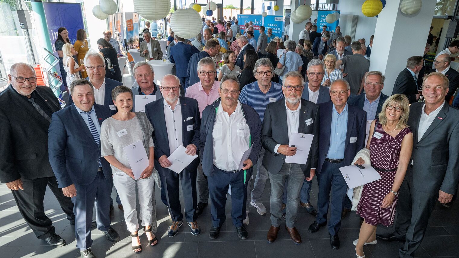 (l.) Kammerpräsident Peter Eul und Vizepräsident Ralf Noltemeyer sowie (r.) Vizepräsident Heiner Dresrüsse zeichnen die Prüfungsausschussmitglieder aus.