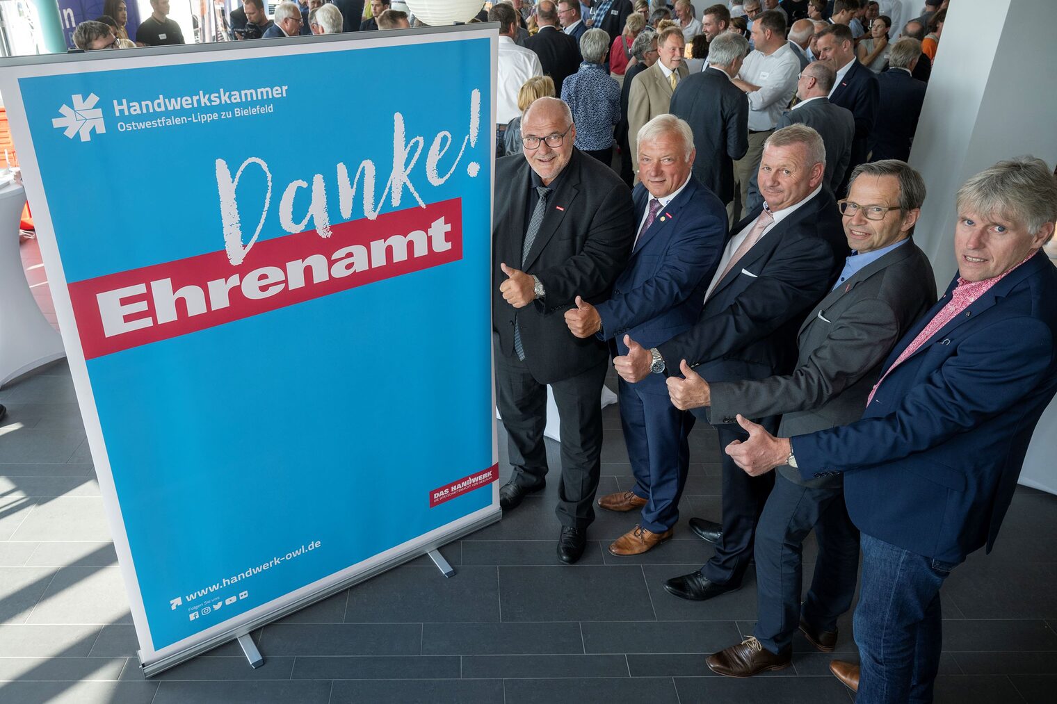 Daumen hoch für ehrenamtlichen Einsatz im Handwerk: (v. l.) Kammerpräsident Peter Eul, sowie die Kreishandwerksmeister Martin Knorrenschild, Mickel Biere, Frank Wulfmeyer und Ulrich Birkemeyer. 